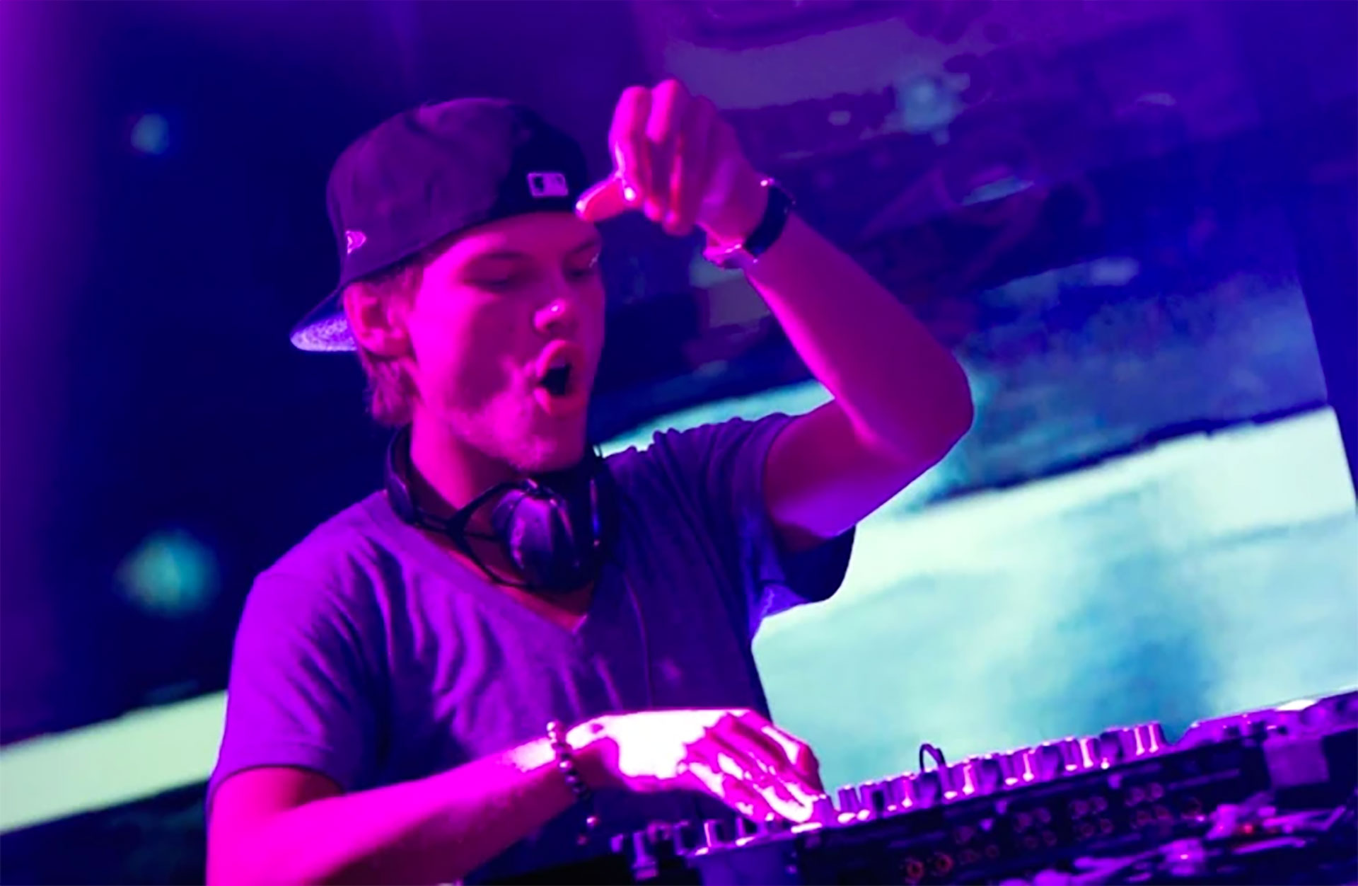 El Dj murió a los 28 años en Mascate, Omán, donde pasaba unas vacaciones con amigos. Según los primeros rumores se habría quitado la vida con un corte intencional provocado por un cristal roto. Avicii batalló por años contra el alcoholismo. En una carta abierta, la familia dijo que el artista “no podía más” y “quería paz”. (Foto: Instagram)