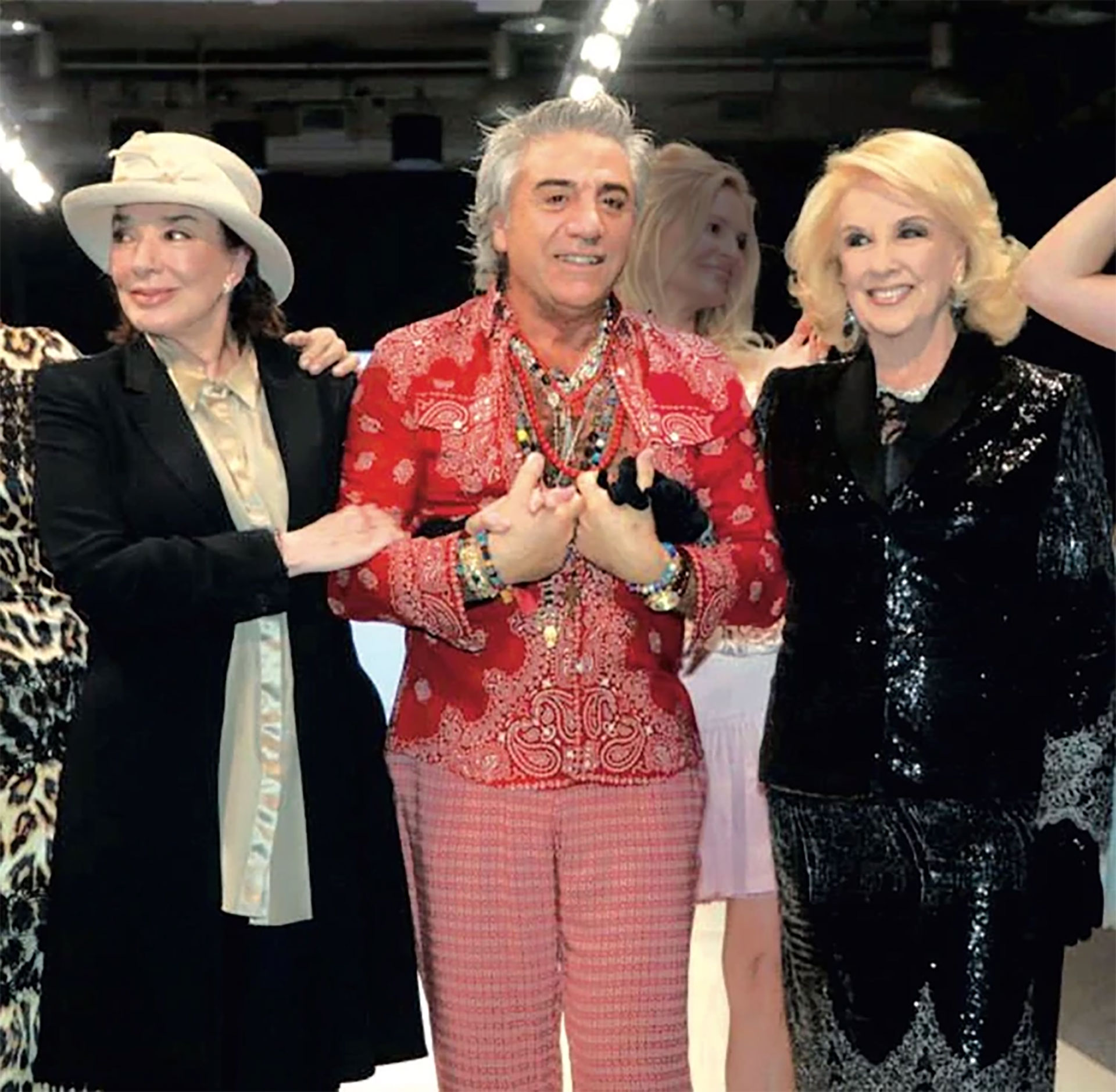 El famoso diseñador falleció a los 66 años. Mirtha Legrand, Teté Coustarot, Graciela Borges y Susana Giménez fueron algunas de las estrellas que lucieron sus inconfundibles creaciones confeccionadas con telas italianas, marroquíes y turcas.(Foto: archivo Gente)