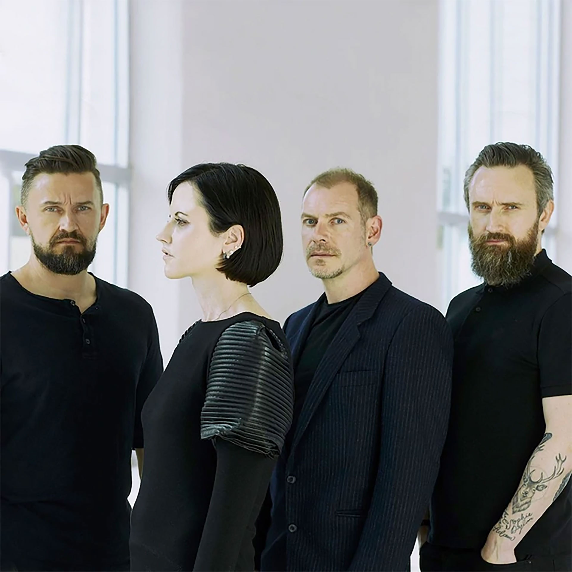 La cantante del grupo irlandés The Cranberries murió dentro de su habitación en un hotel. En su habitación se encontraron varias botellas de alcohol vacías y frascos de medicamentos vendidos únicamente con prescripción médica. La policía no consideró su fallecimiento como sospechoso: “Nada indica que se pueda tratar de otra cosa que no sea un accidente”. (Foto: Instagram)