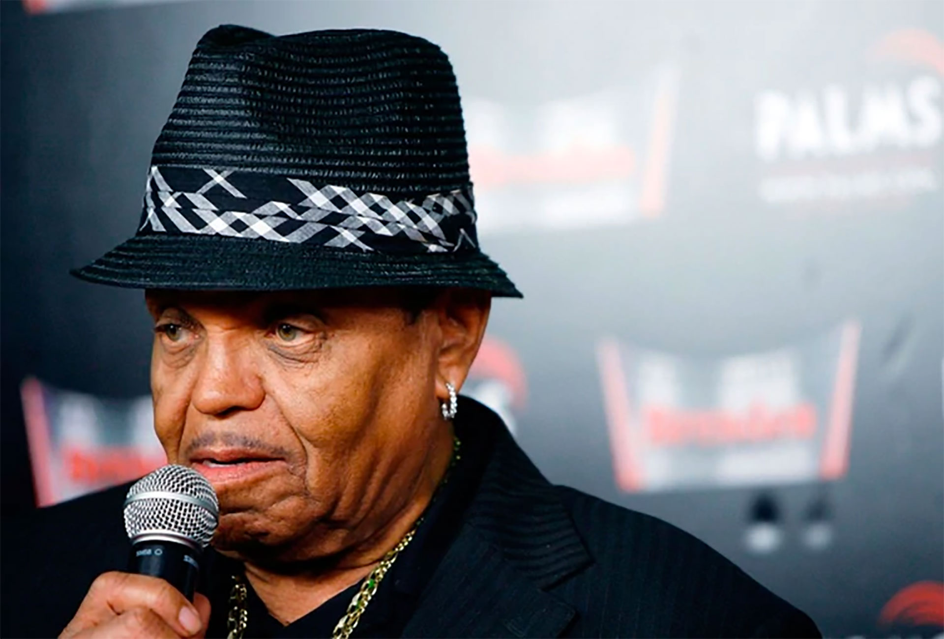 El padre de Michael Jackson falleció a los 89 años tras batallar contra un cáncer. Michael, había contado años atrás las golpizas que su padre le propinaba. Aunque lo perdonó públicamente, lo dejó fuera de su testamento cuando falleció en 2009. (Foto: AFP)