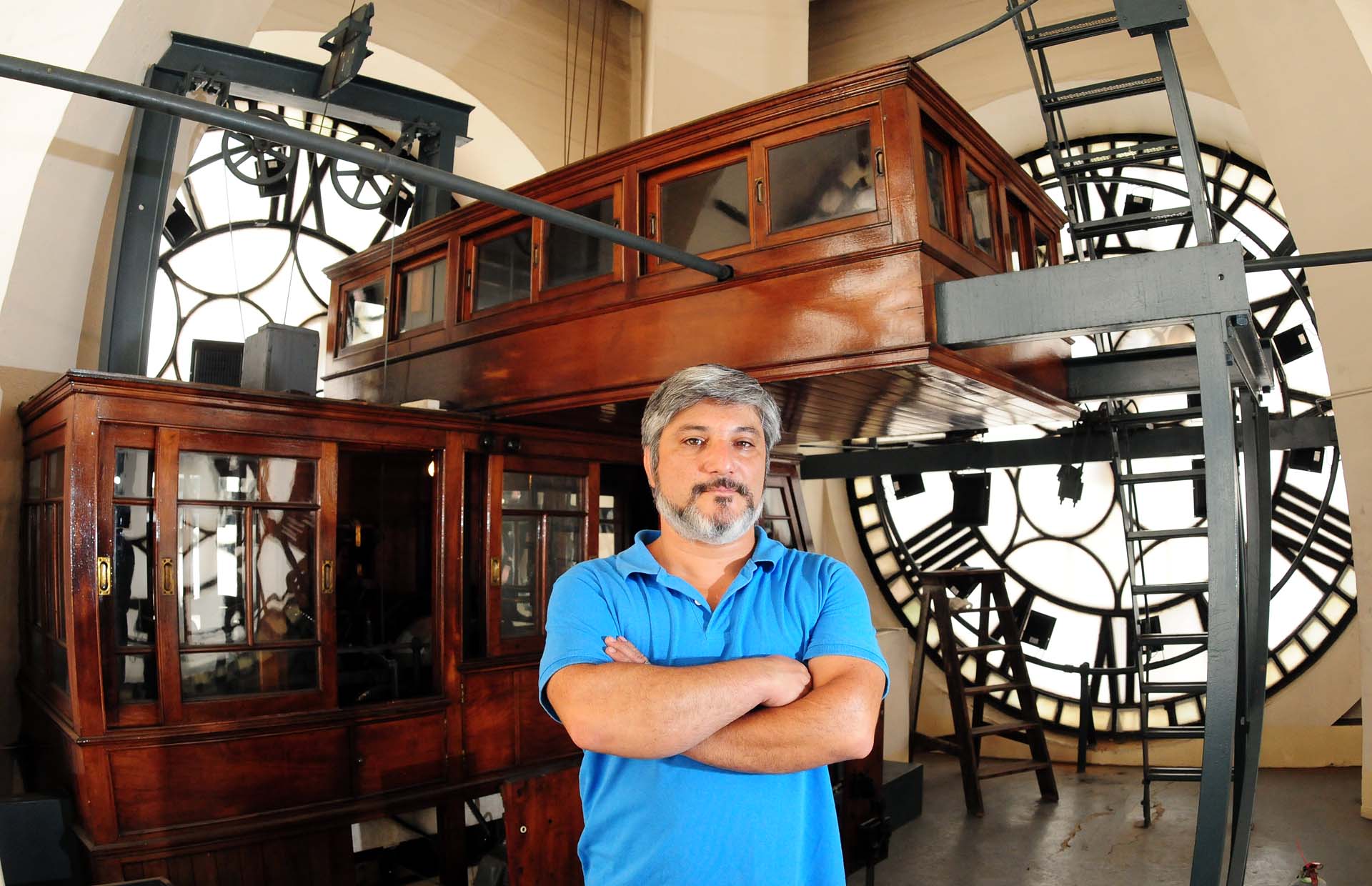 Javier Terenti es el centinela del reloj público más grande de la ciudad. Su sueño, como el del relojero Guillermo del Valle, es recuperar el reloj de la Usina del Arte, hoy detenido y sin presupuesto disponible para poner en funcionamiento