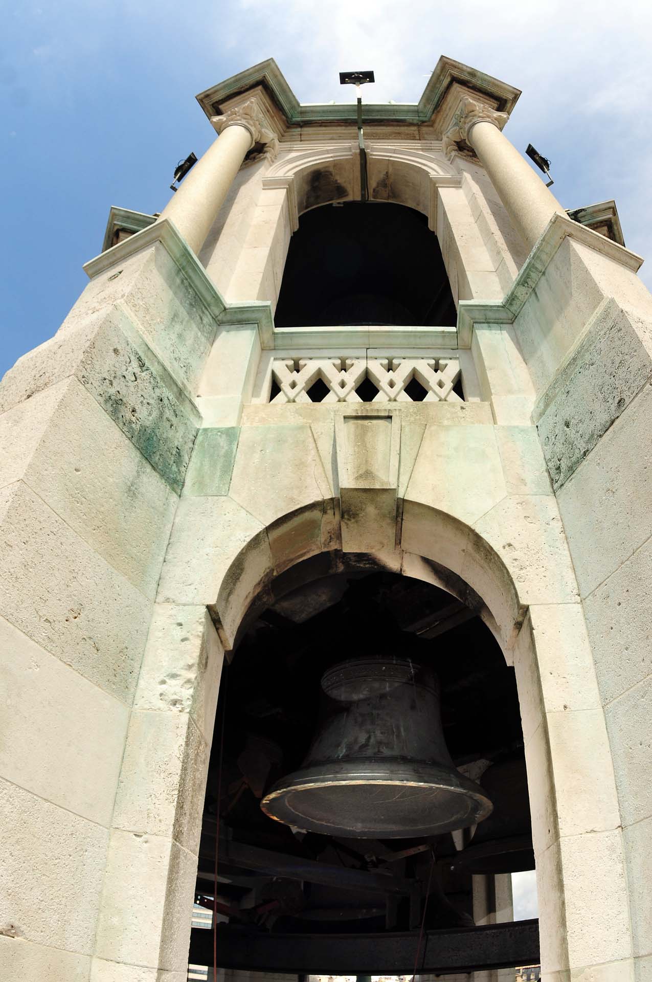 En el séptimo piso, cuatro campanas anuncian la hora cada quince minutos con una melodía diferente. Sobre lo más alto de la torre, la campana que suena cada sesenta minutos