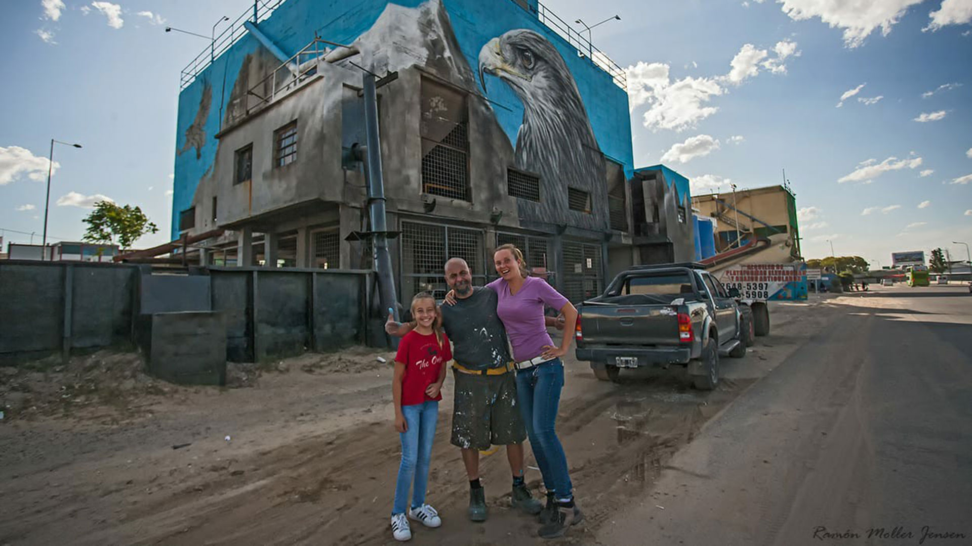 Segatori y, a sus espaldas, el águila mora que custodia las paredes de Arenera Quarai