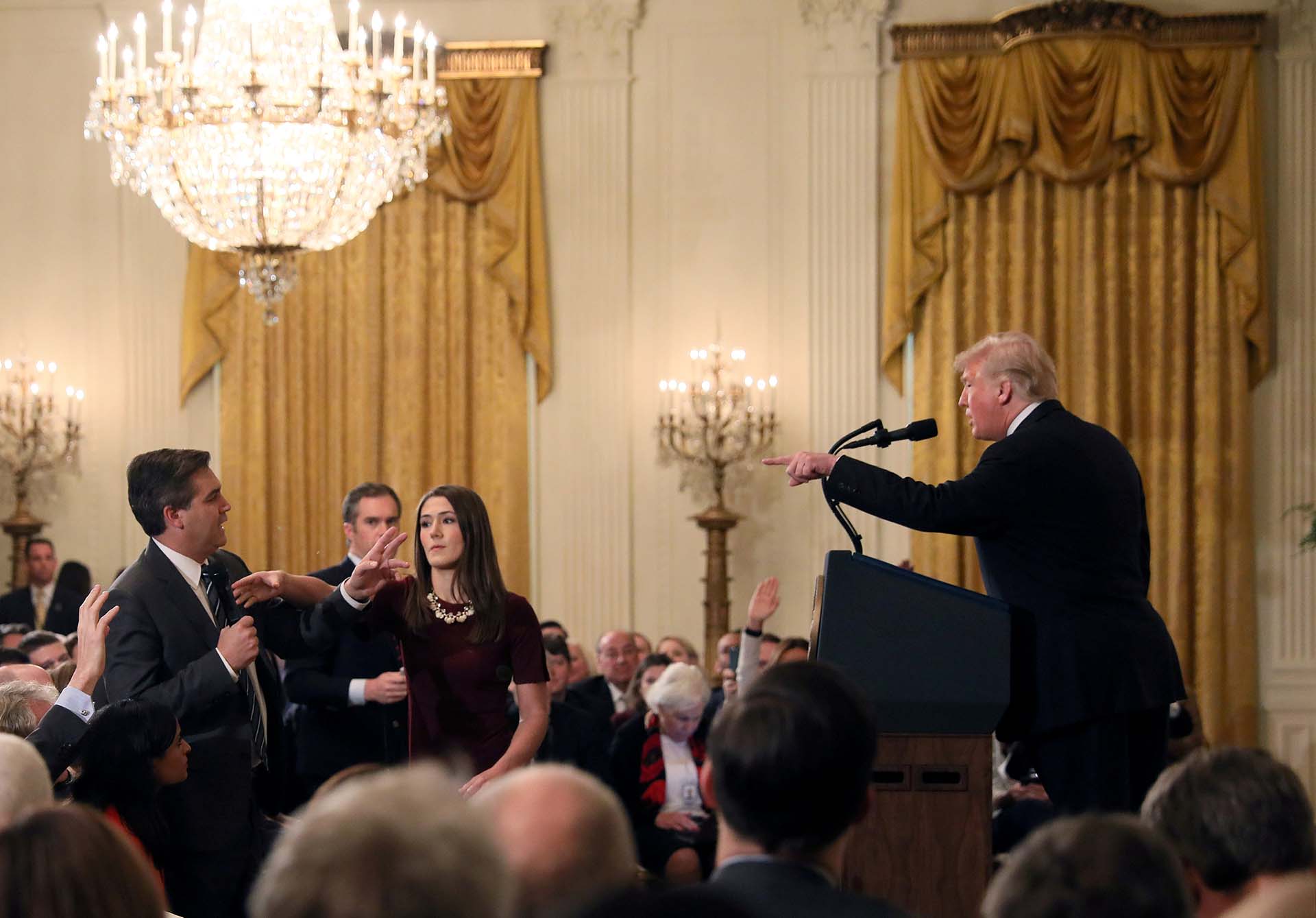 El 7 de noviembre Donald Trump increpa al periodista de la CNN Jim Acosta durante una conferencia de prensa y exige que se le retire el micrófono