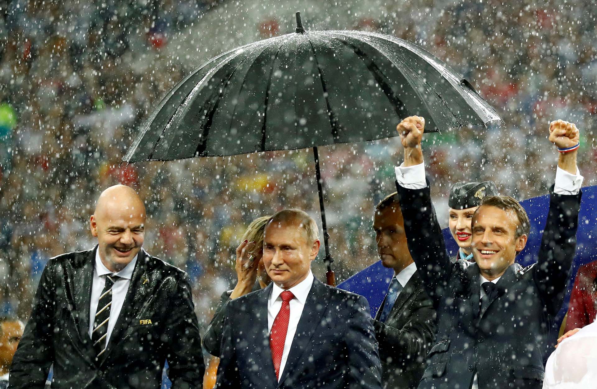 El presidente de la FIFA, Gianni Infantino, el de Rusia, Vladimir Putin, y el de Francia, Emmanuel Macron, durante la ceremonia de premiación del Mundial de fútbol ganado por la selección francesa en Moscú el 15 de julio