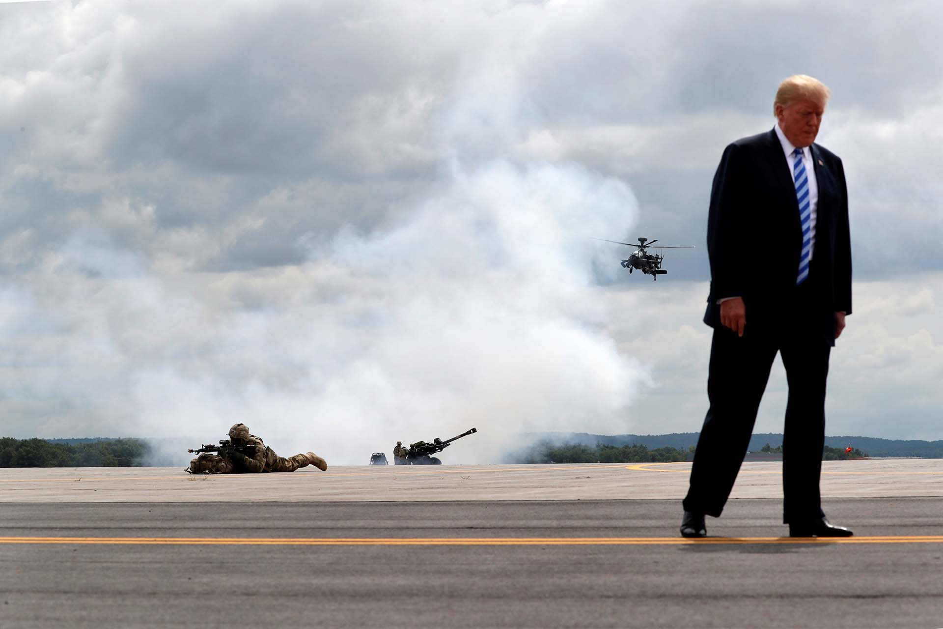 El presidente Donald Trump observa ejercicios militares de las tropas de la 10.ª División de Montaña del Ejército de los Estados Unidos en el Fuerte Drum, en Nueva York, el 13 de agosto