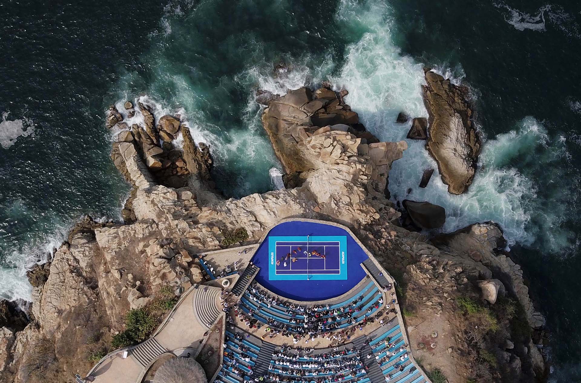 Vista aérea de un grupo de mariachis actúa durante una exhibición de tenis previa al ATP 500 de Acapulco el 26 de febrero