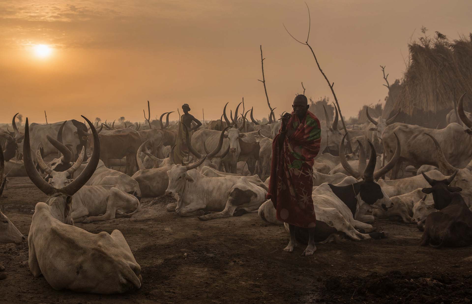 Un miembro de la tribu Dinka en su campo de pastoreo en Mingkaman, al sur de Sudán, el 3 de marzo