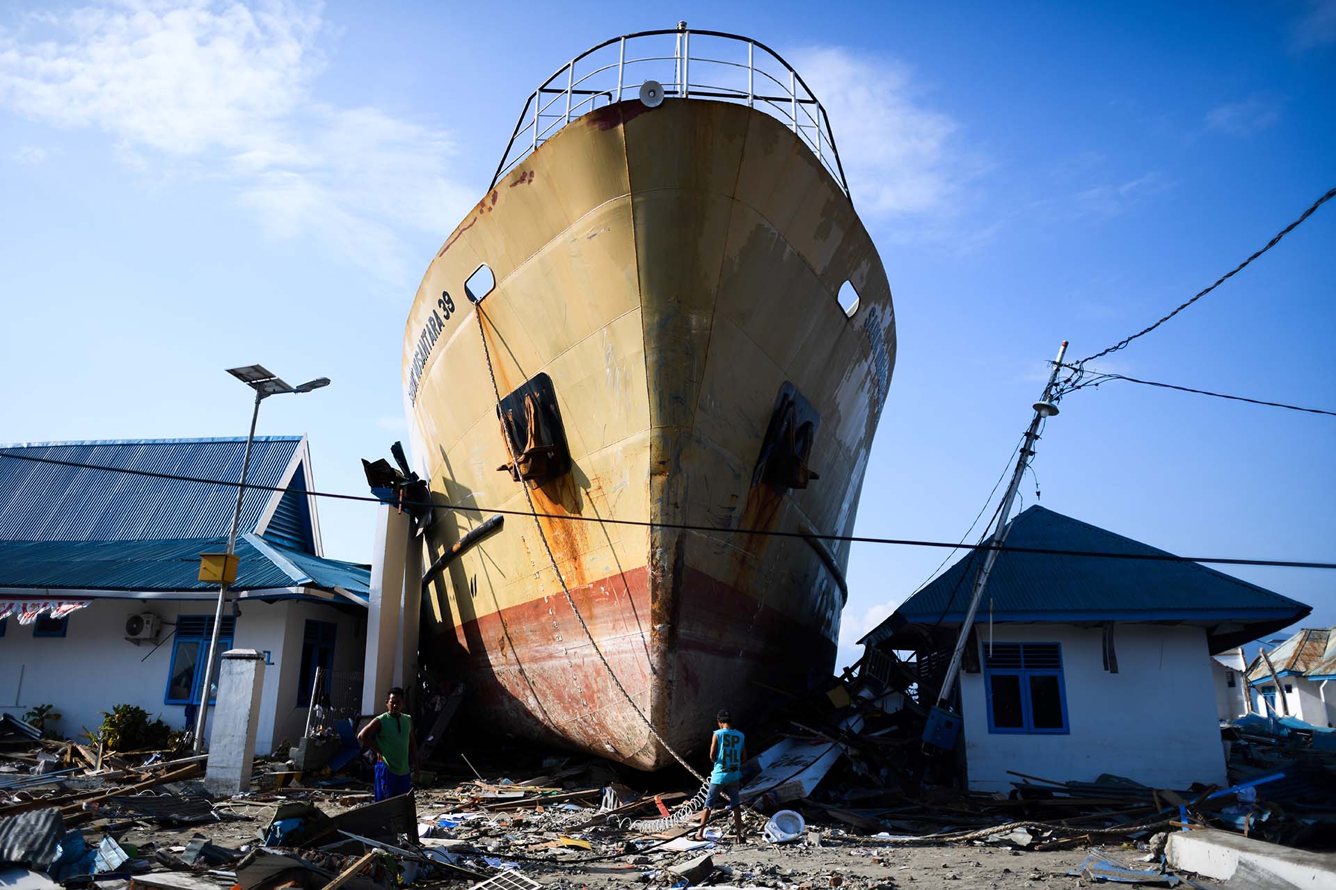 Los sobrevivientes del terremoto cruzan un transbordador de pasajeros en Wani, el centro de Sulawesi en Indonesia, el 3 de octubre