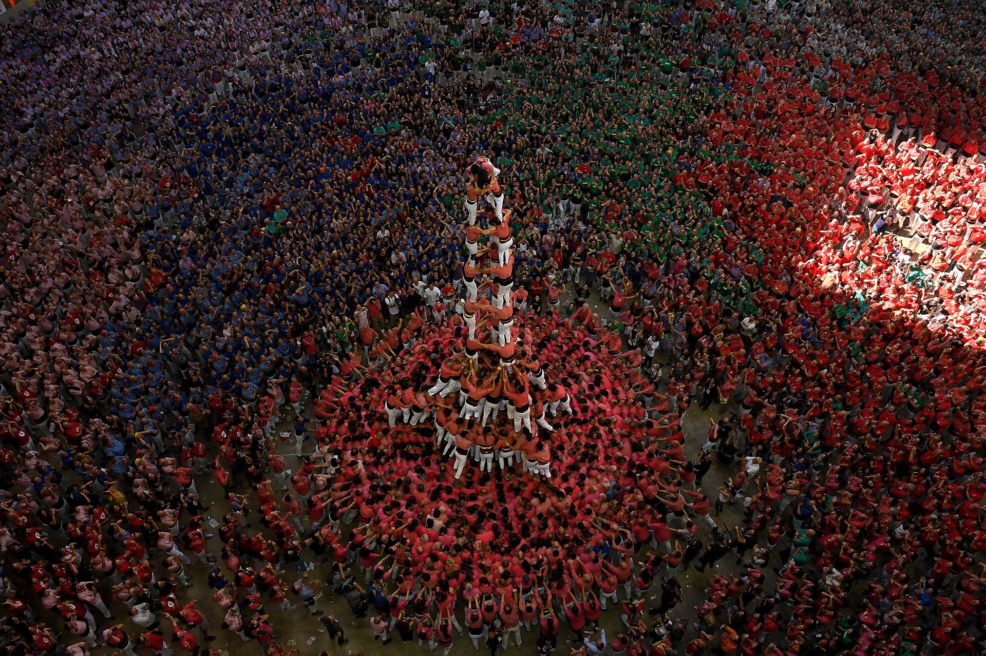 Los miembros del equipo Colla Vella dels Xiquets de Valls formaron un ‘castell’ (torre humana) y ganaron la competición XXVII ‘castells’ en Tarragona, el 7 de octubre