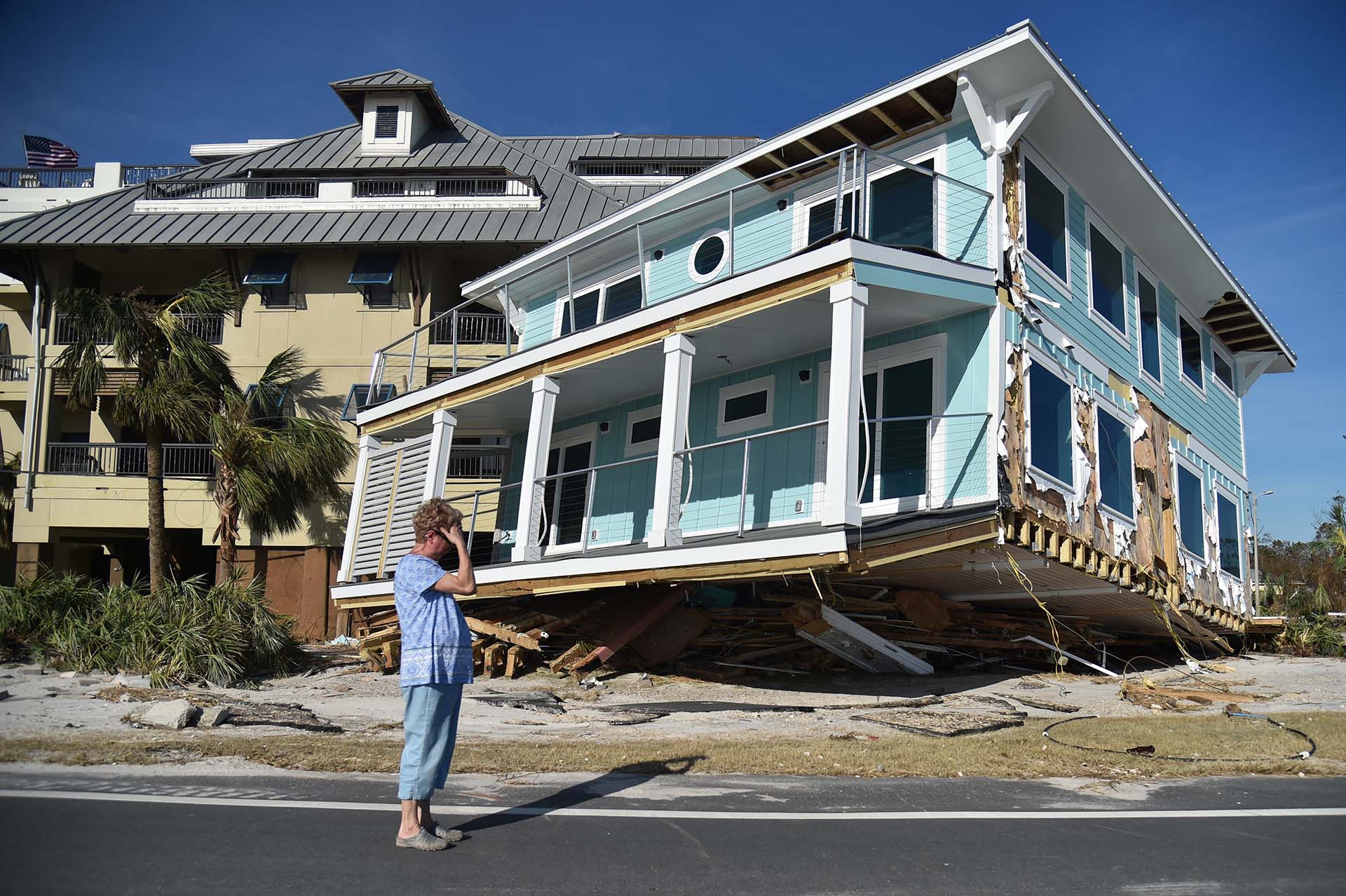 Claire se lamenta al ver el daño causado por el huracán Michael en Mexico Beach, en Florida, el 12 de octubre