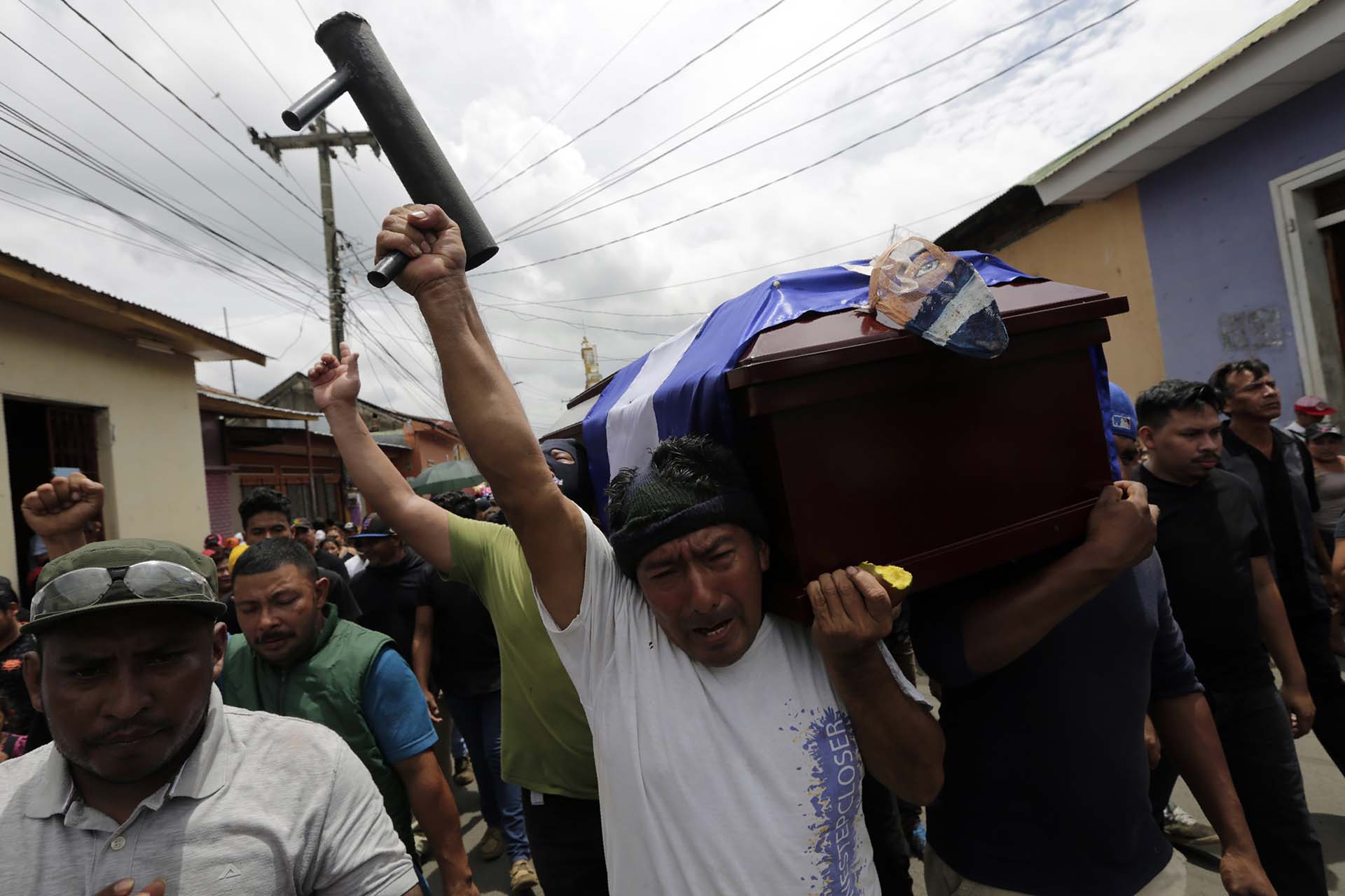 Amigos y familiares llevan el féretro de Jorge Carrion, de 33 años, uno de los muertos por la represión policial del régimen de Daniel Ortega contra las protestas populares en Masaya, Nicaragua, el 7 de junio