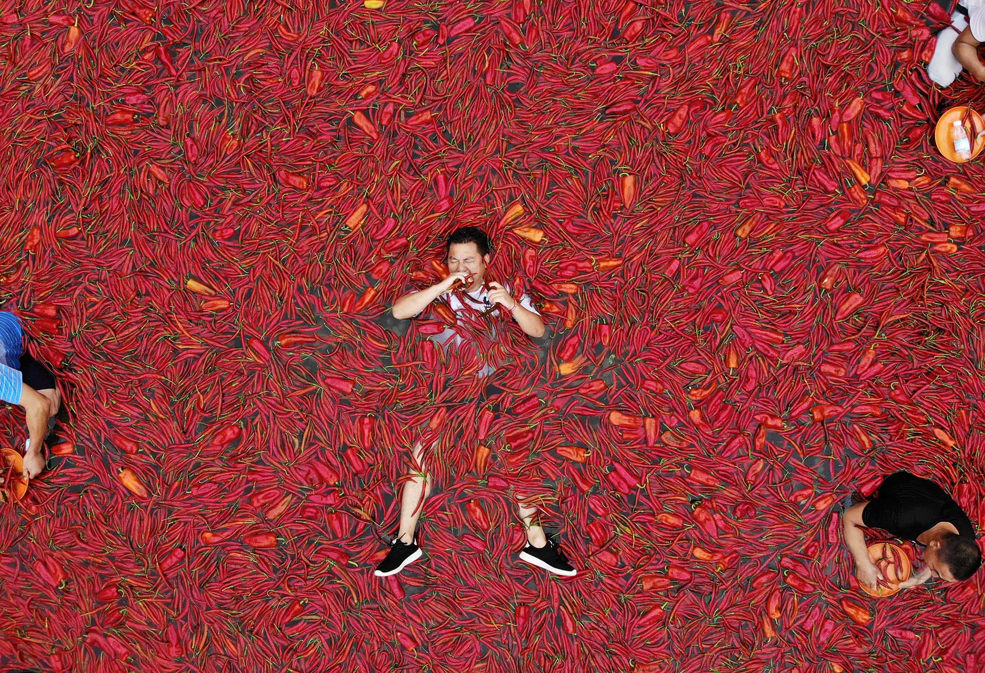 Un participante en la competencia anual de ingestión de chiles rojos en Ningxiang, China, el 8 de julio