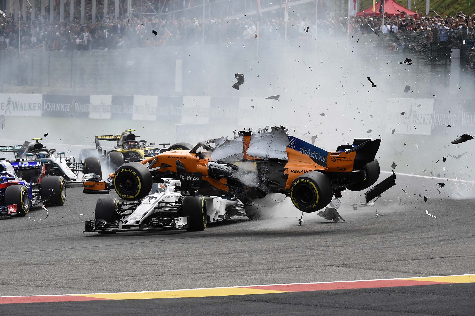 Fernando Alonso, el piloto español de McLaren, se estrella durante el Gran Premio de Fórmula Uno de Bélgica en el circuito de Spa-Francorchamps el 26 de agosto