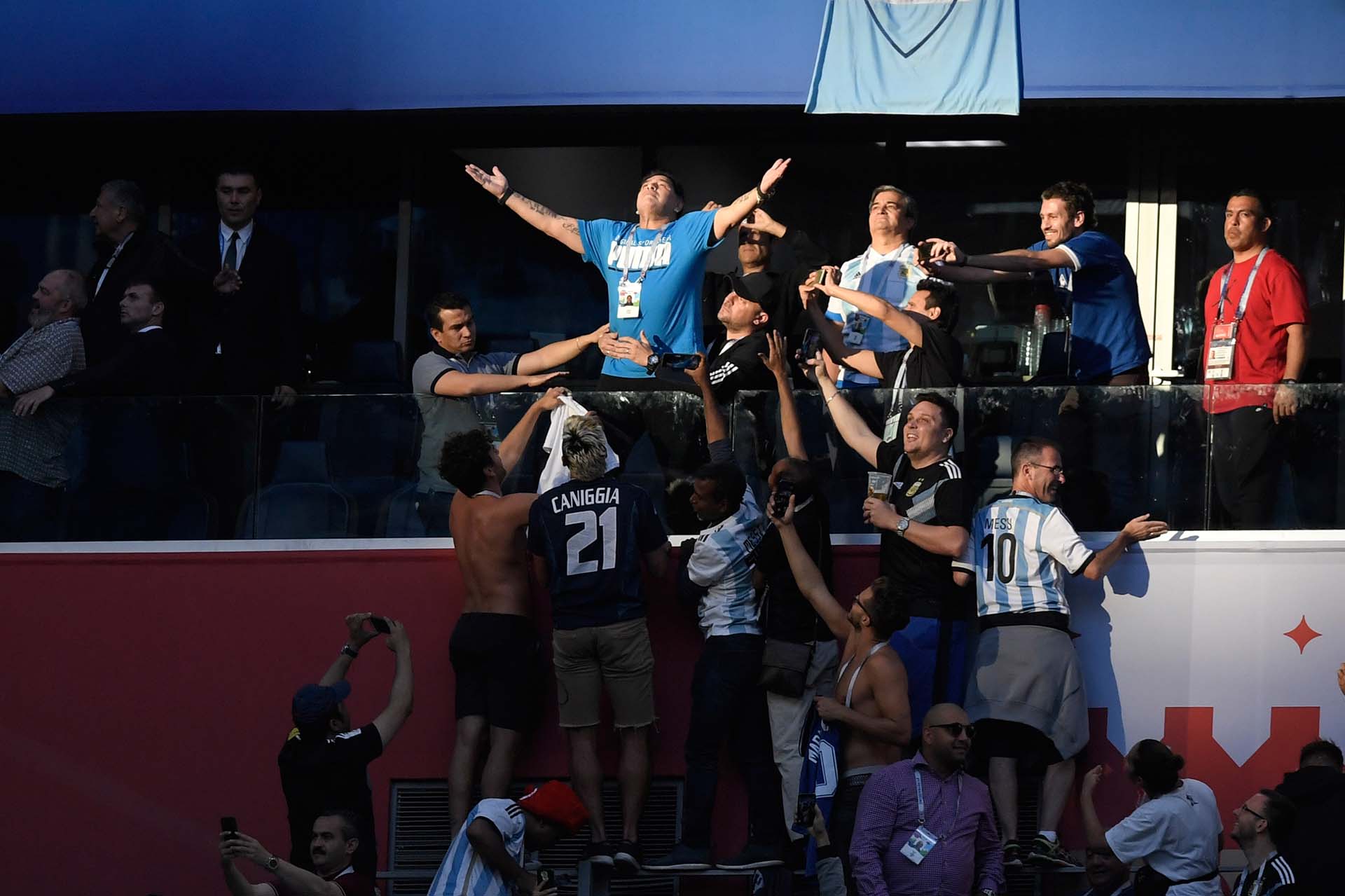 Diego Maradona celebra la agónica victoria de la Argentina sobre Nigeria que le permitió la clasificación a los octavos de final del Mundial de Rusia en San Petersburgo el 26 de junio