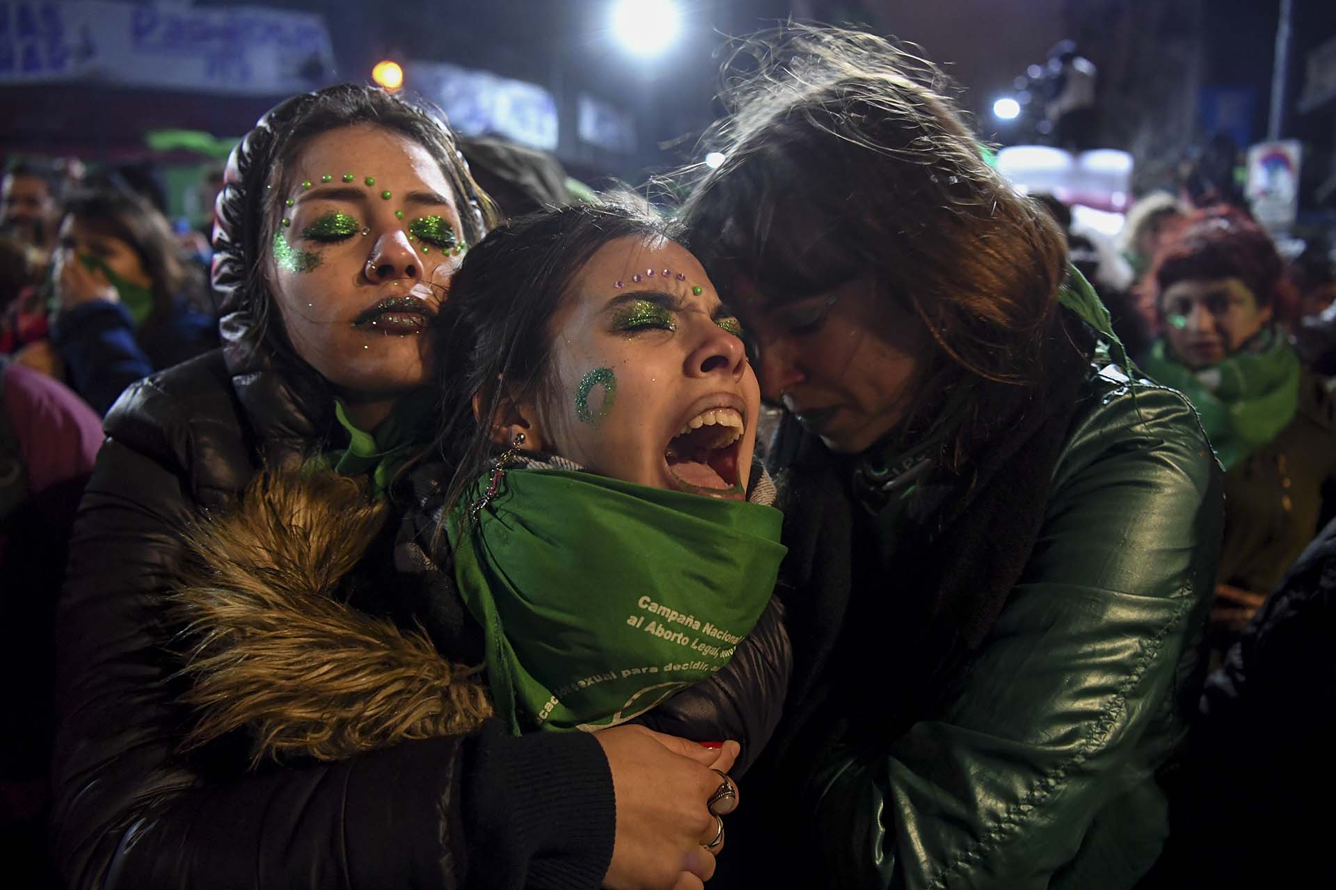 Activistas por la legalización del aborto se lamentan en las inmediaciones del Congreso Nacional en Buenos Aires luego de que el Senado rechazara la iniciativa el 9 de agosto
