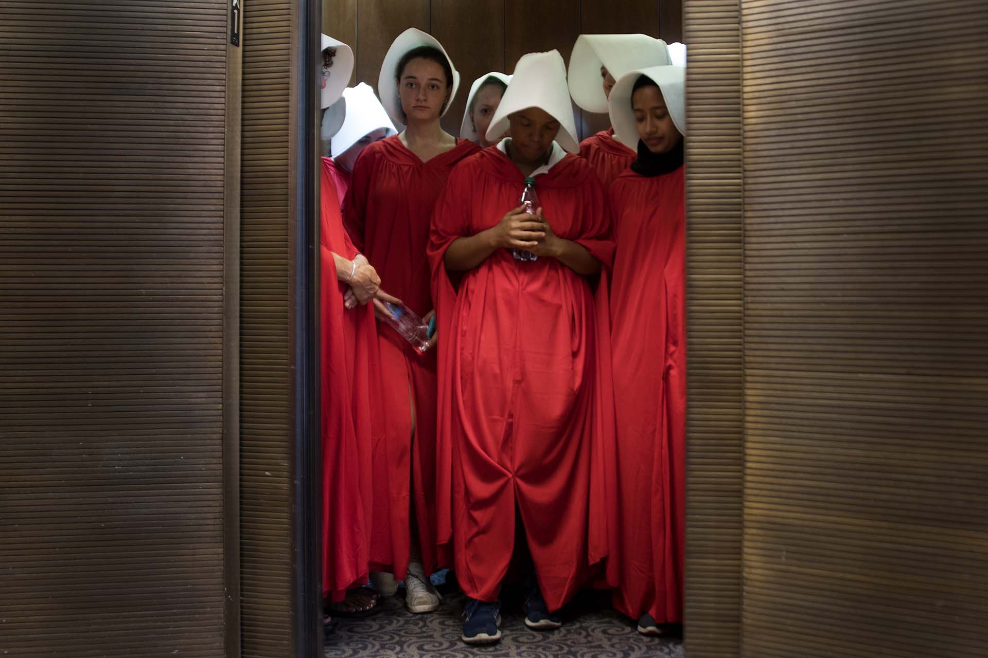 Vestidas como personajes de la novela “The Handmaid’s Tale”, mujeres se manifiestan en el Congreso de EEUU contra el entonces candidato a la Corte Suprema Brett Kavanaugh, acusado de abuso sexual, el 4 de septiembre de 2018