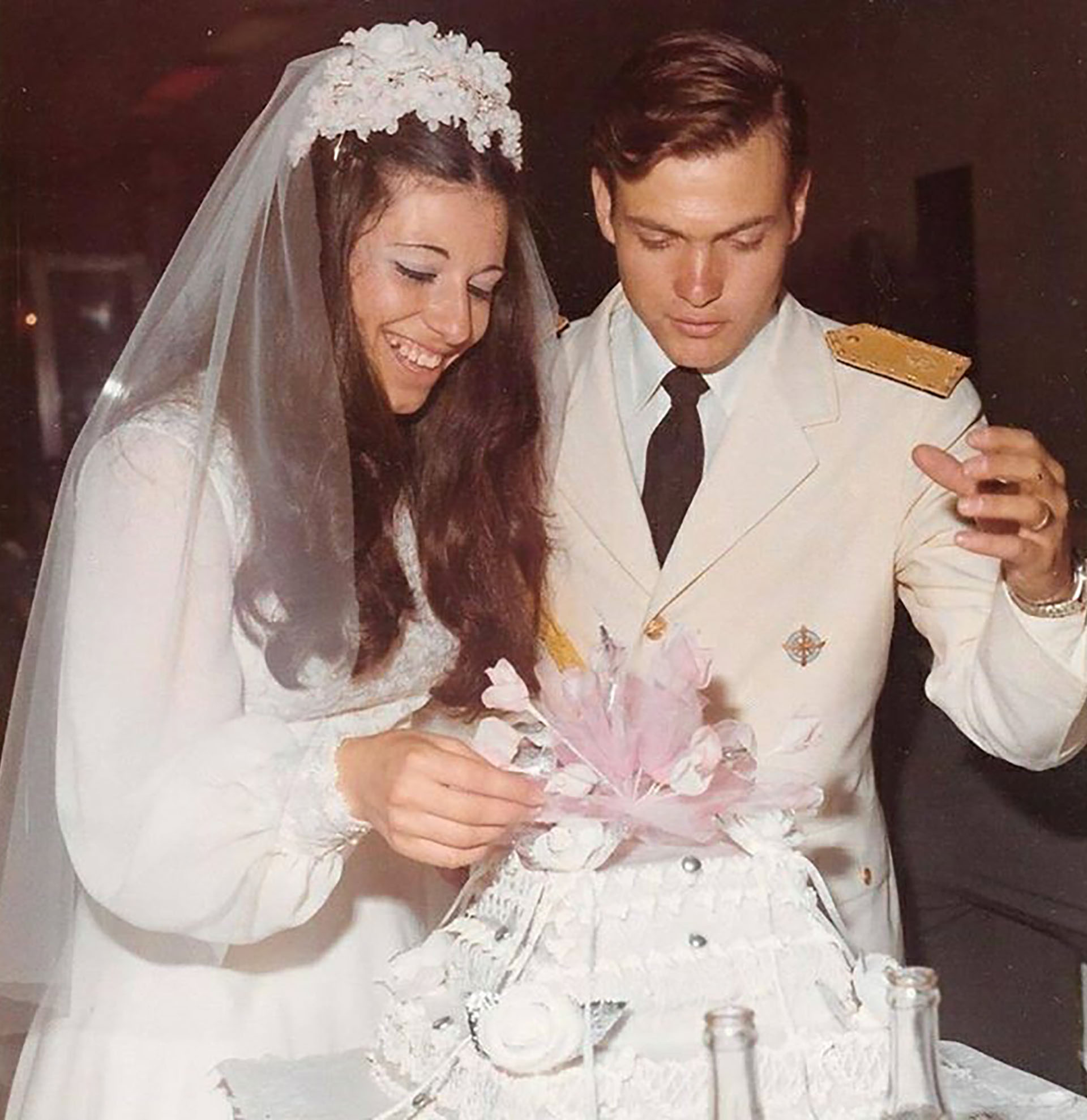 Vivieron juntos ocho años, tuvieron cinco hijos. El 1 de abril de 1982, él partió hacia la guerra