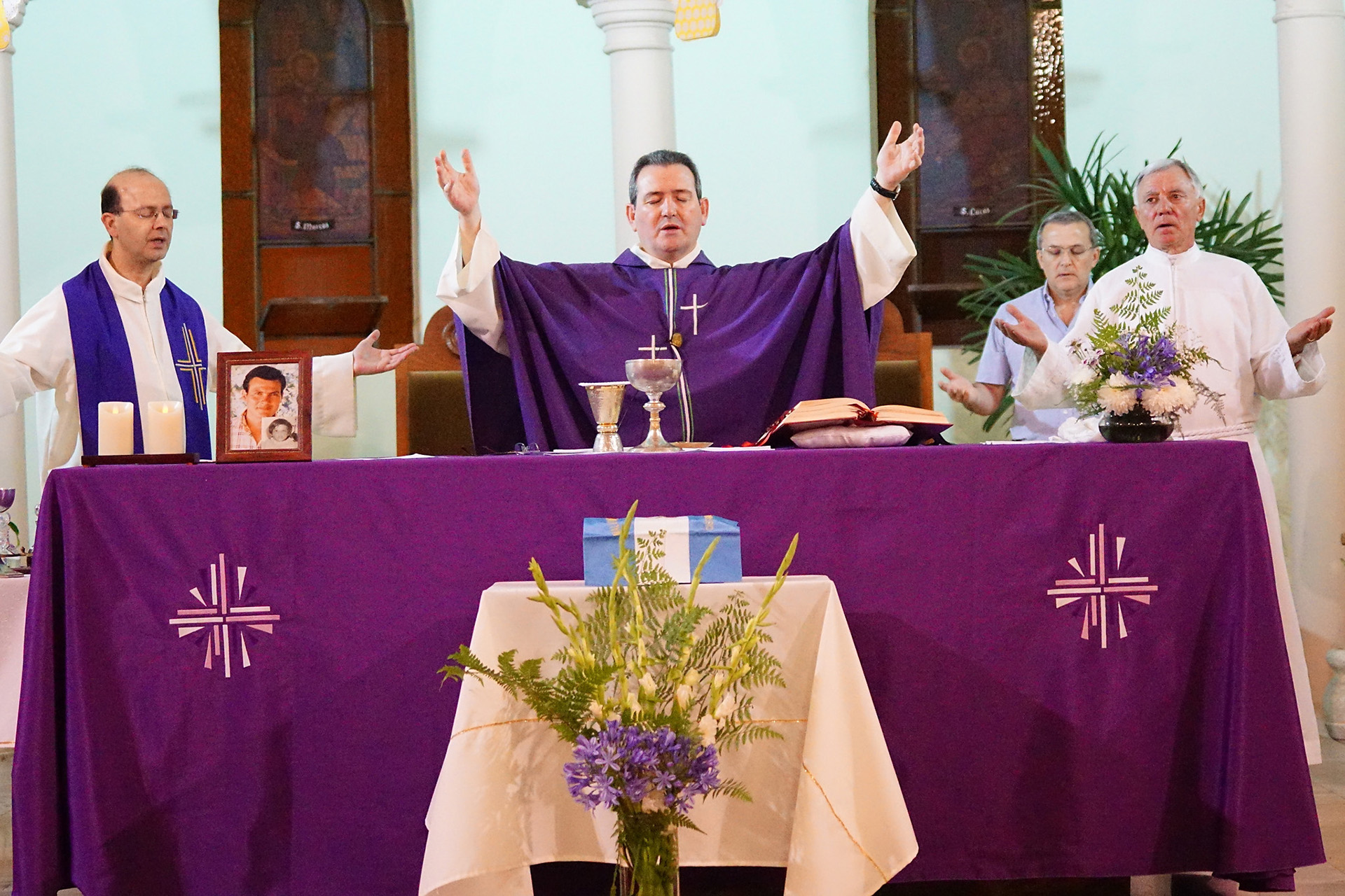 La urna con las cenizas del héroe de Malvinas envuelta en una bandera argentina, la foto del capitán y su pequeño hijo Gustavito y la misa oficiada por el padre Morelli (Daniel Ramonell)