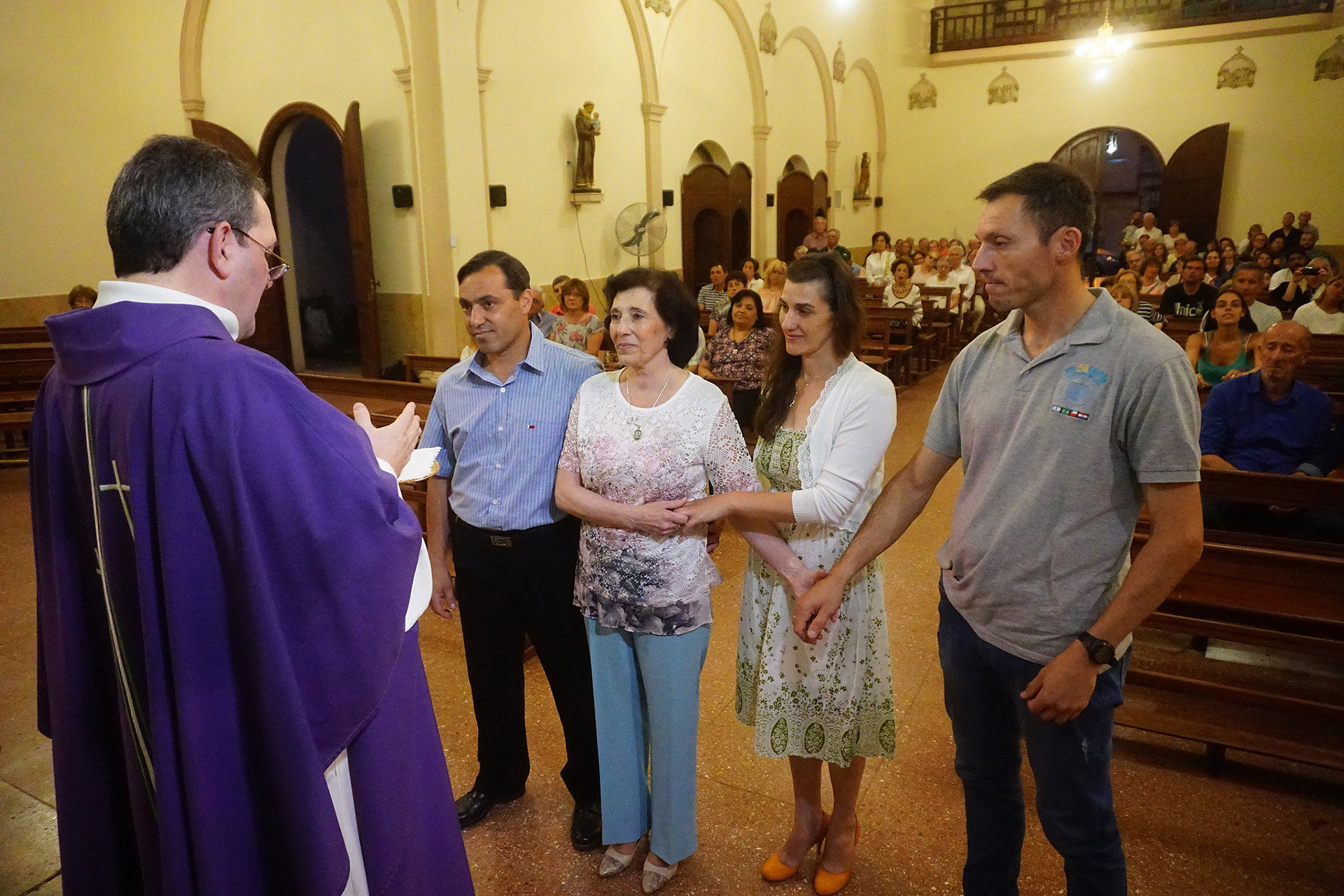 21 de diciembre de 2018. María Cristina junto a tres de sus cuatro hijos -Martín, Roxana y Guillermo- en la misma iglesia donde 45 años antes se casó con el capitán Castagnari (Daniel Ramonell)