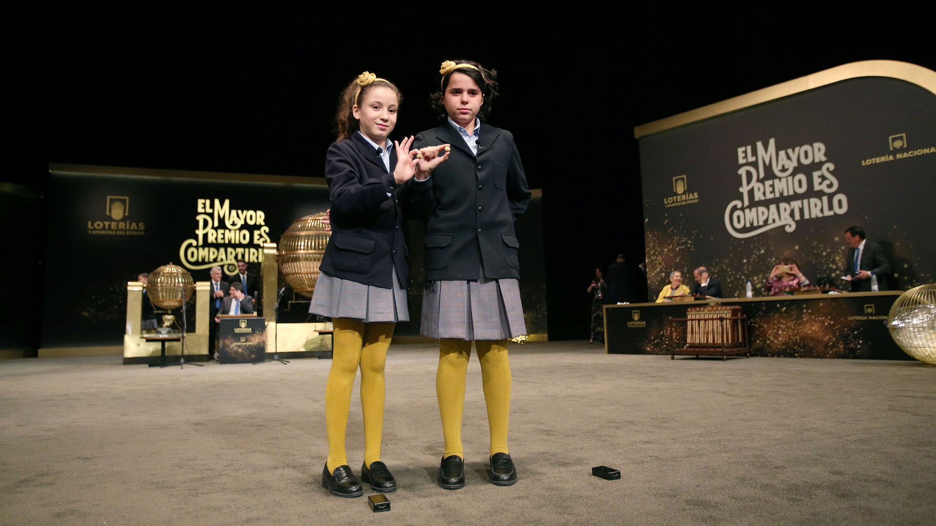 Es tradición que estudiantes anuncien a los ganadores de “El Gordo” de la lotería (Foto: REUTERS/Javier Barbancho)