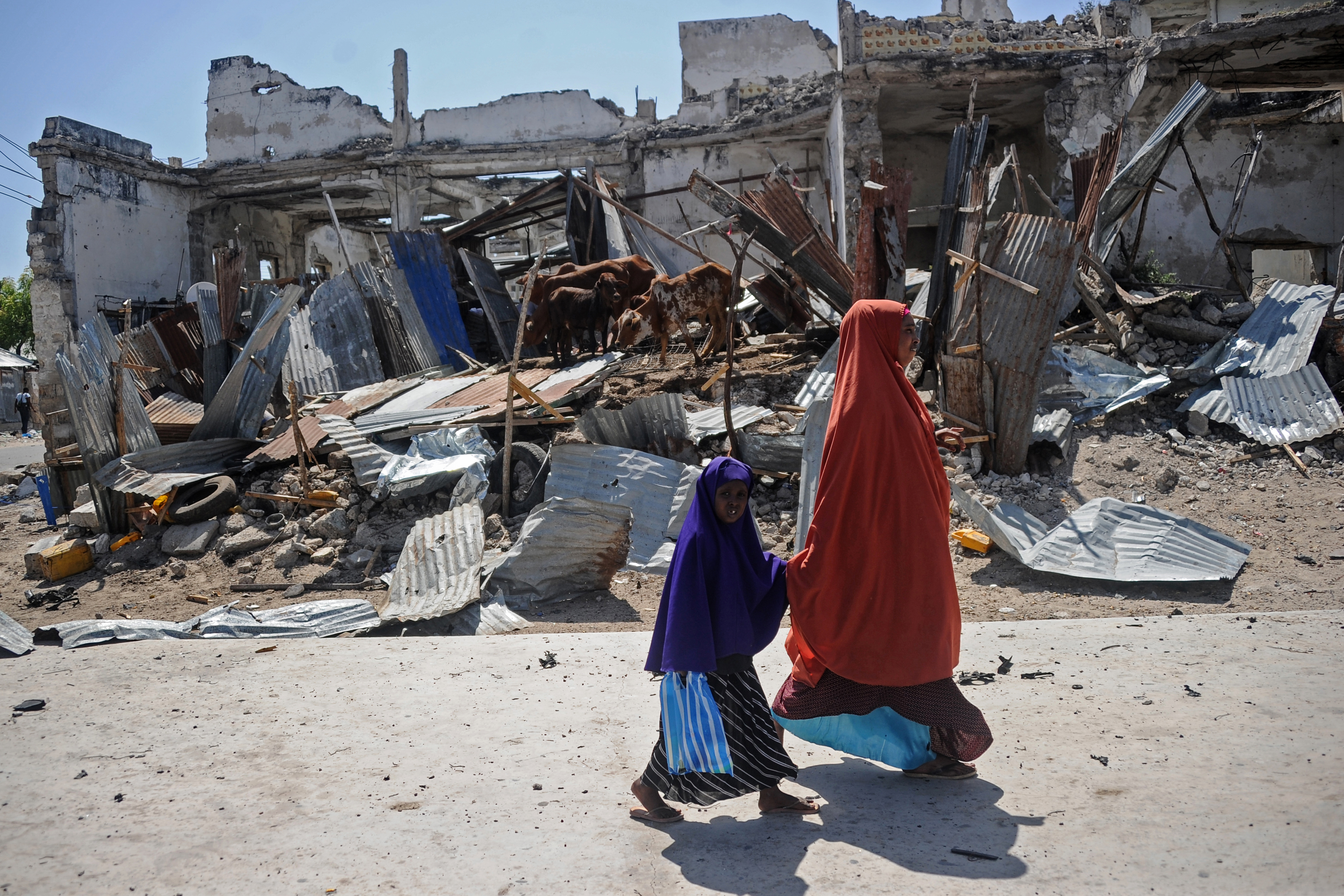 Se han lanzado alertas de que podría haber más vehículos con explosivos preparados para atacar otros lugares de la ciudad (Photo by Mohamed ABDIWAHAB / AFP)