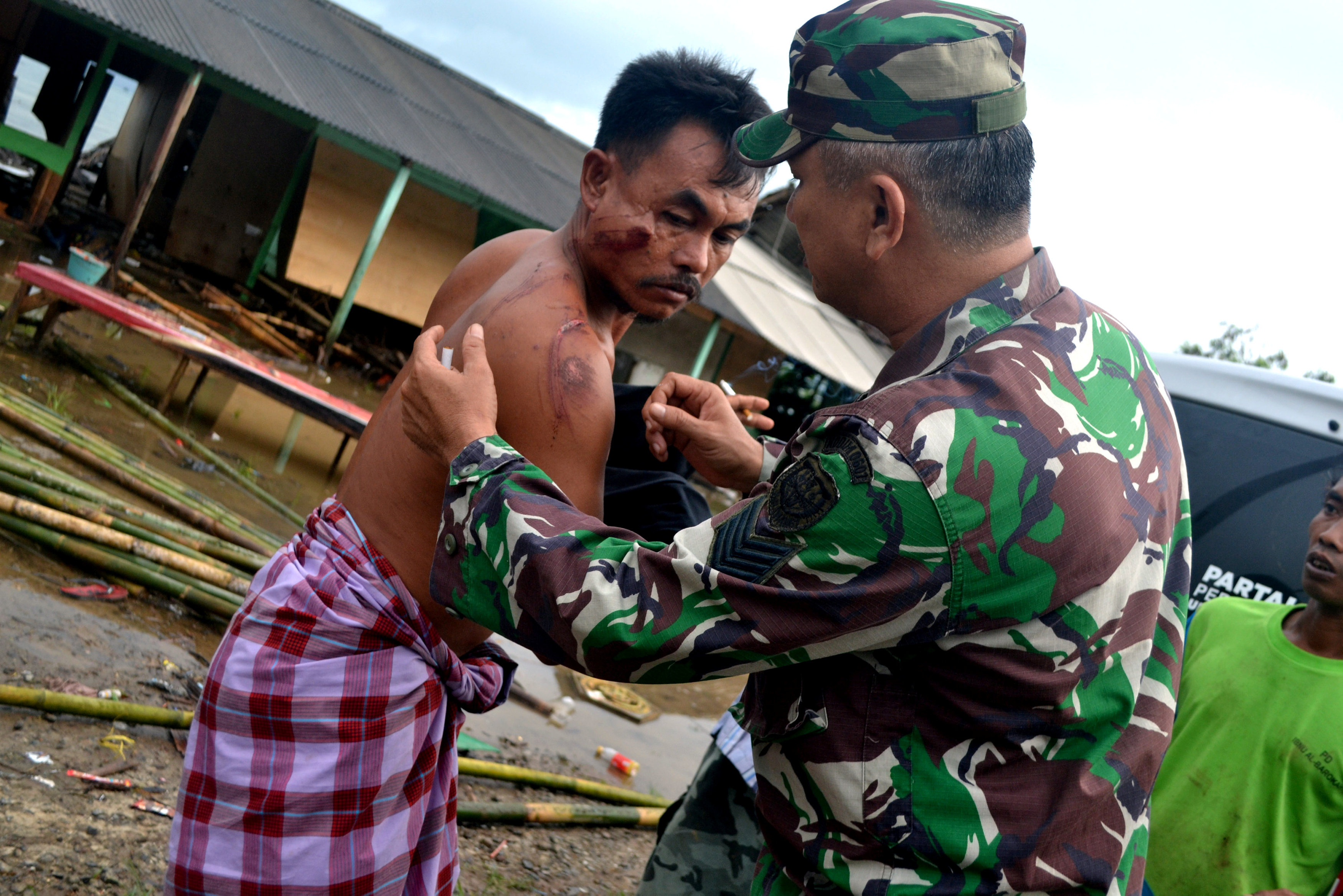 Un herido es atendido por un militar. (Antara Foto/Muhammad Bagus Khoirunas/ via REUTERS )