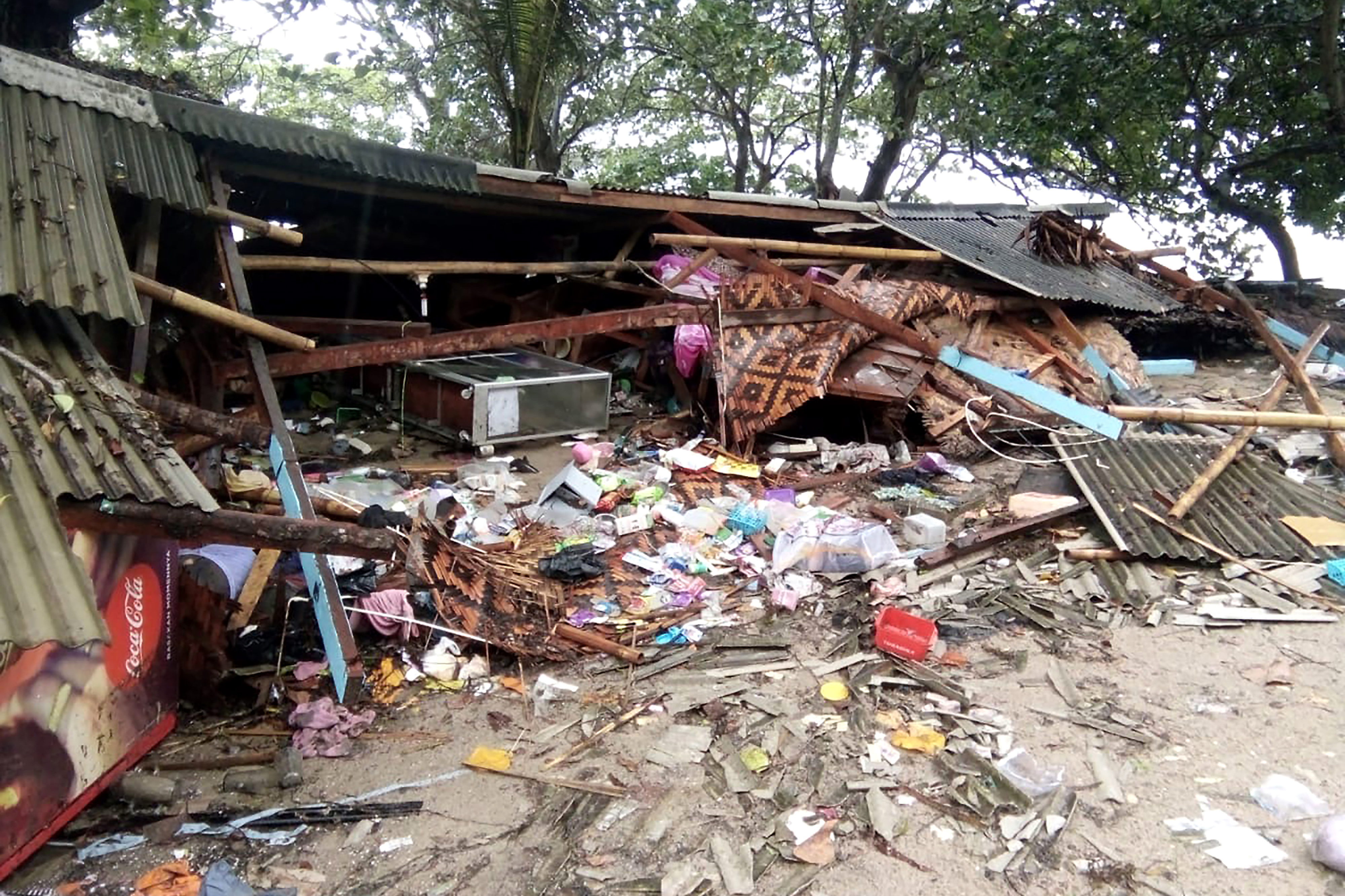 El tsunami causó destrozos. (Photo by Semi / AFP)