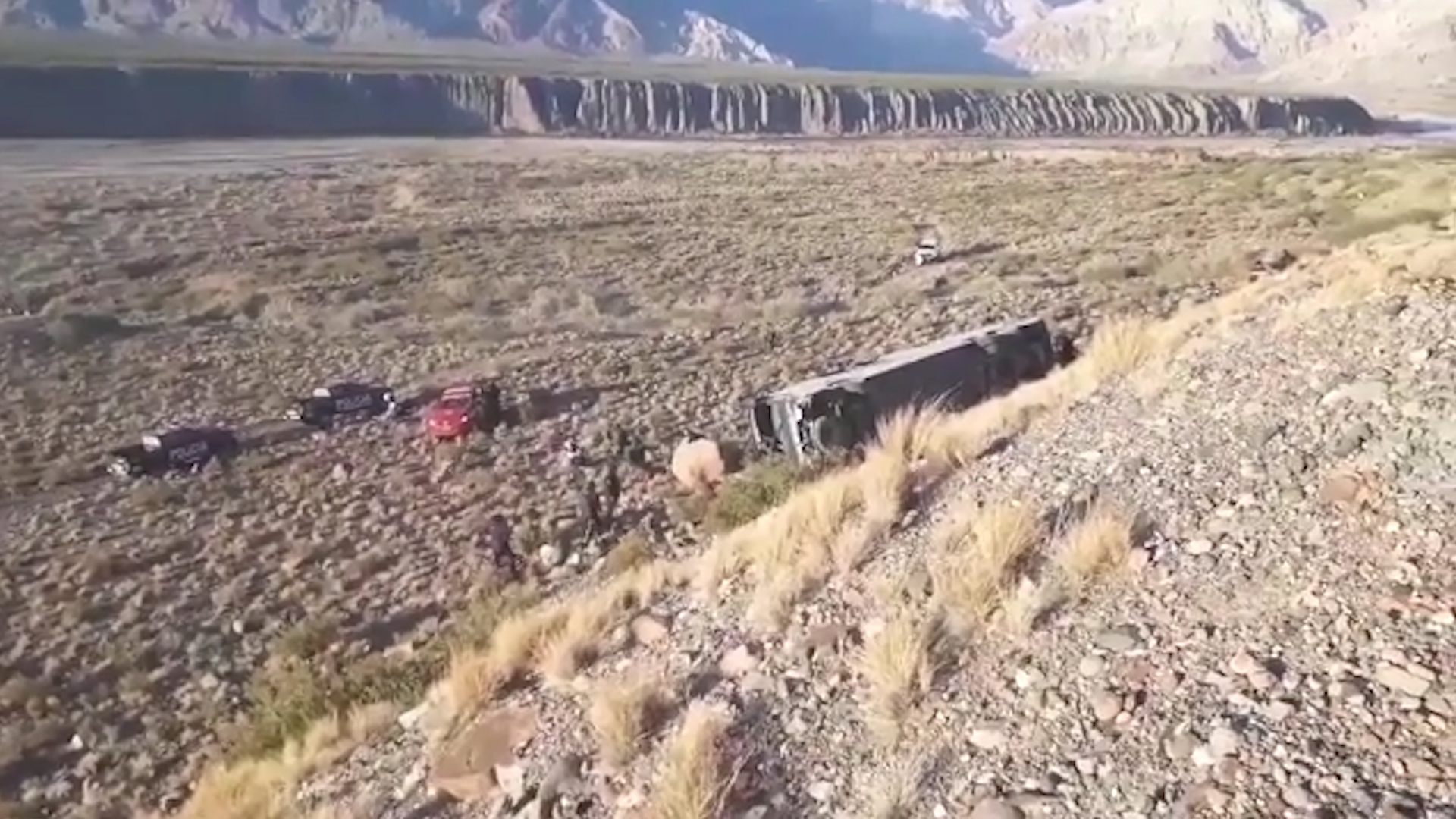 El micro cayó en un barranco de 10 metros de profundidad