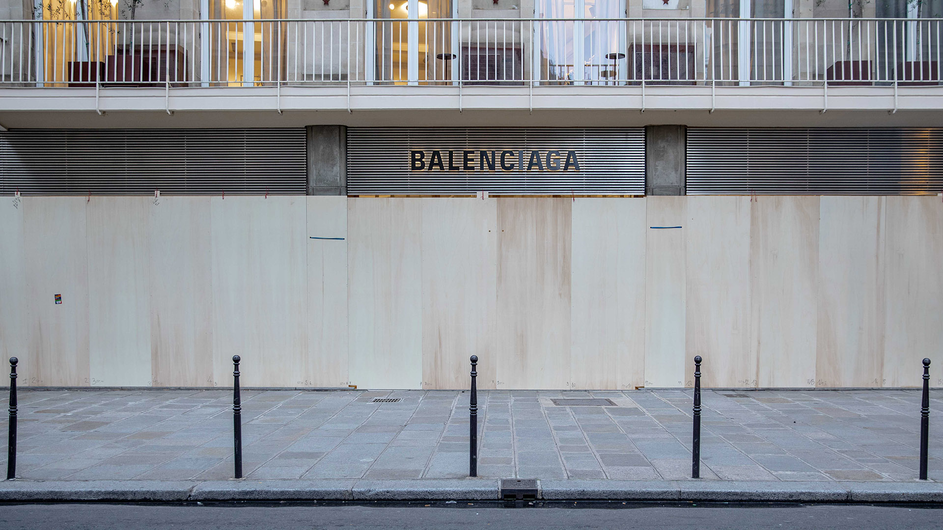Balenciaga, la firma española también cerró sus vidrieras al público