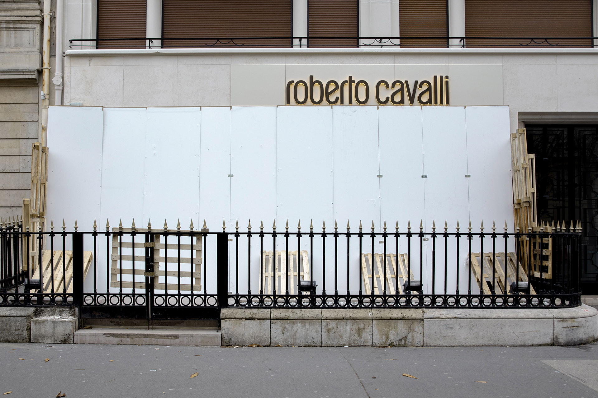 Roberto Cavalli con rejas y refuerzos de maderas blancas en los vidrios y maderas en las puertas y ambos extremos