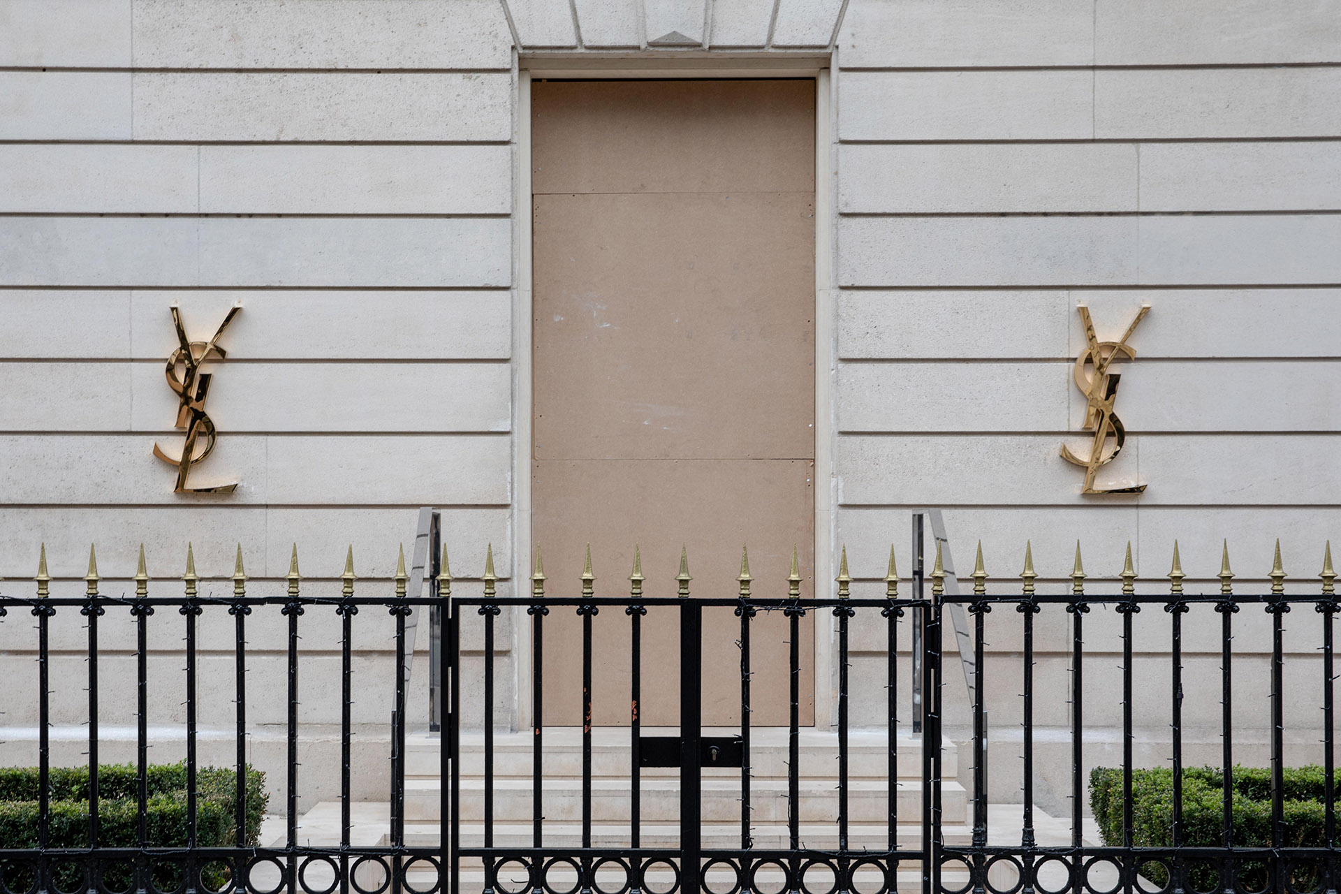 Yves Saint Laurent a pesar de tener rejas -pequeñas- en su puerta colocó maderas ante posibles actos de vandalismo