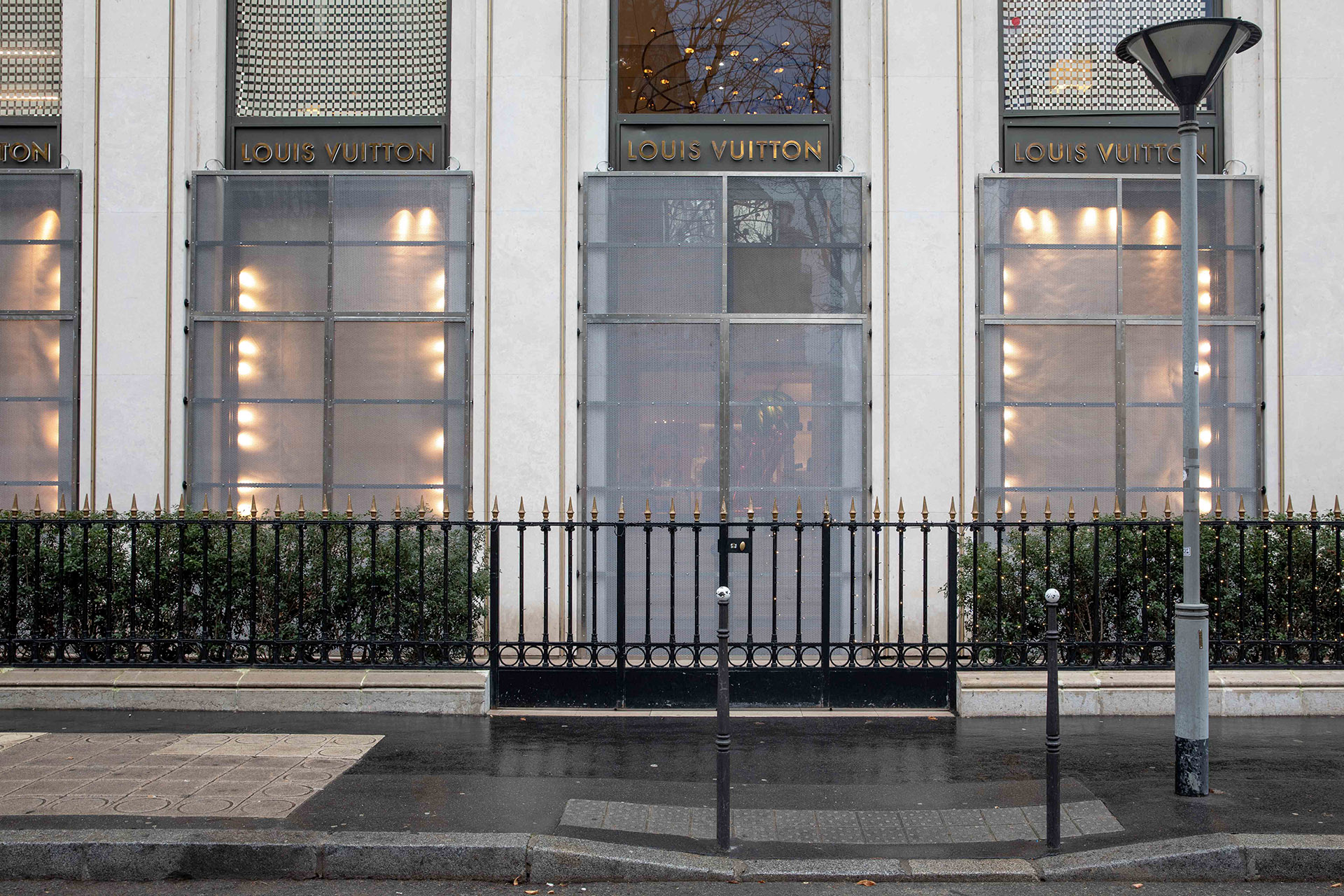 Louis Vuitton fue la que más seguridad puso para resguardar sus vidrieras. Rejas de metal para impedir el vandalismo