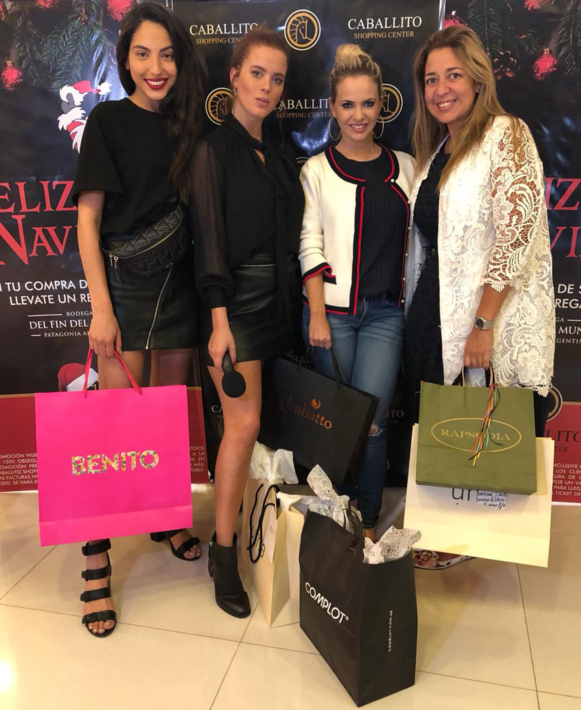 María Laura Gregoriadis, directora del Shopping Caballito recibió a Alejandra Maglietti, Melissa Engstfeld y Alexia Toumikian, recién llegada de Nueva York donde trabajó en desfiles