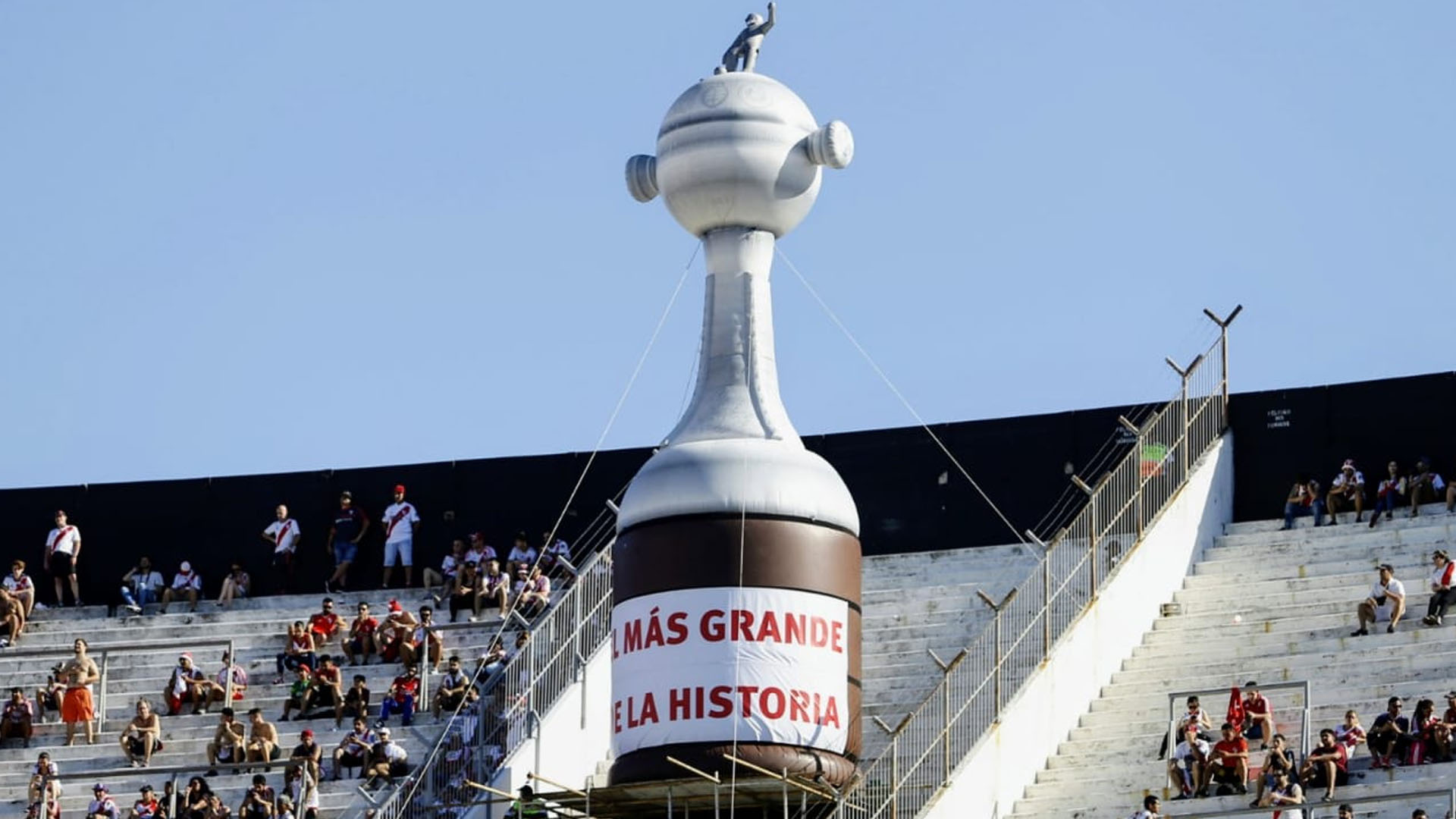 Parte del cotillÃ³n fue la Copa Libertadores gigante que se colocÃ³ en una de las cabeceras del Monumental