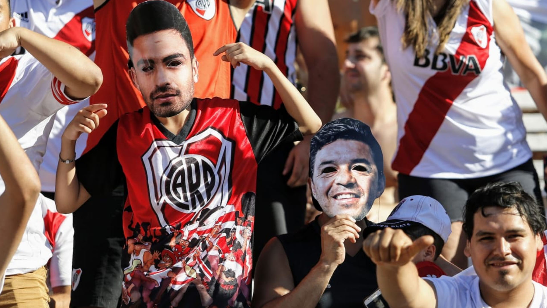 Esa sonrisa indeleble de Marcelo Gallardo, mirando hacia las tribunas, hacia los fuegos artificiales que iluminaban el cielo de NÃºÃ±ez, se reprodujo por miles, y no sÃ³lo en las caretas