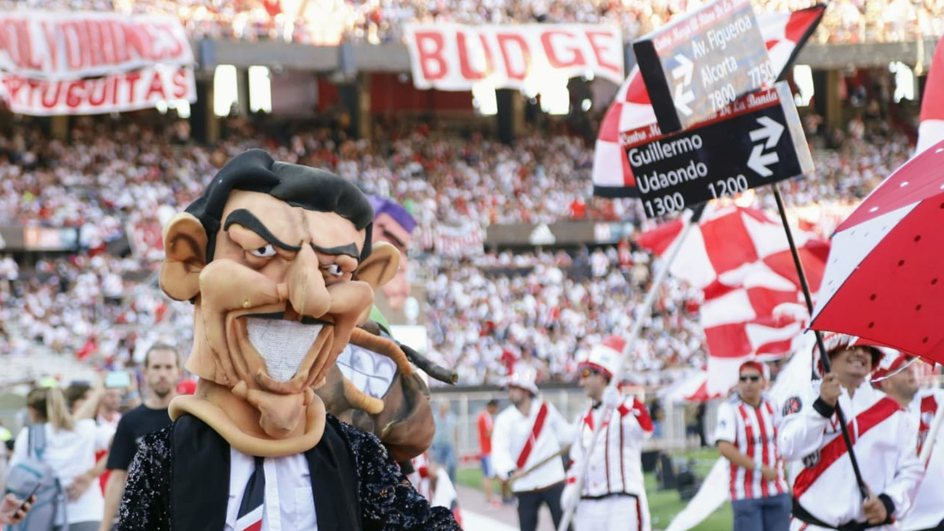 Con alfombra roja, con lluvia de ovaciones, con vuelta olÃ­mpica a bordo del micro descapotable por la pista de atletismo de un Monumental repleto