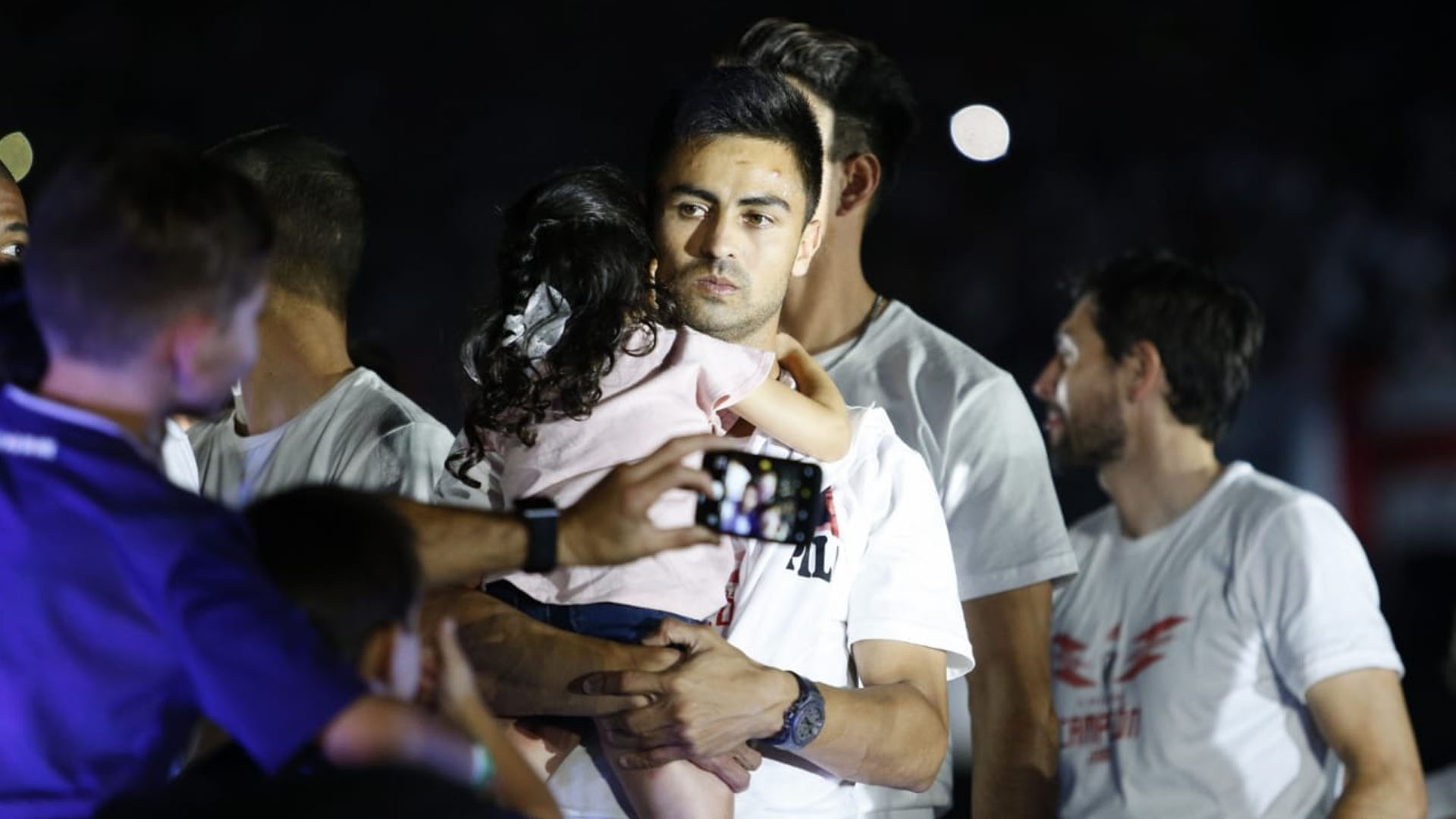 El âdale campeÃ³nâ sonÃ³ en el hogar del campeÃ³n, ya no a miles de kilÃ³metros de distancia, en Madrid, o en Emiratos Ãrabes, donde se trasladÃ³ por la escala del Mundial de Clubes