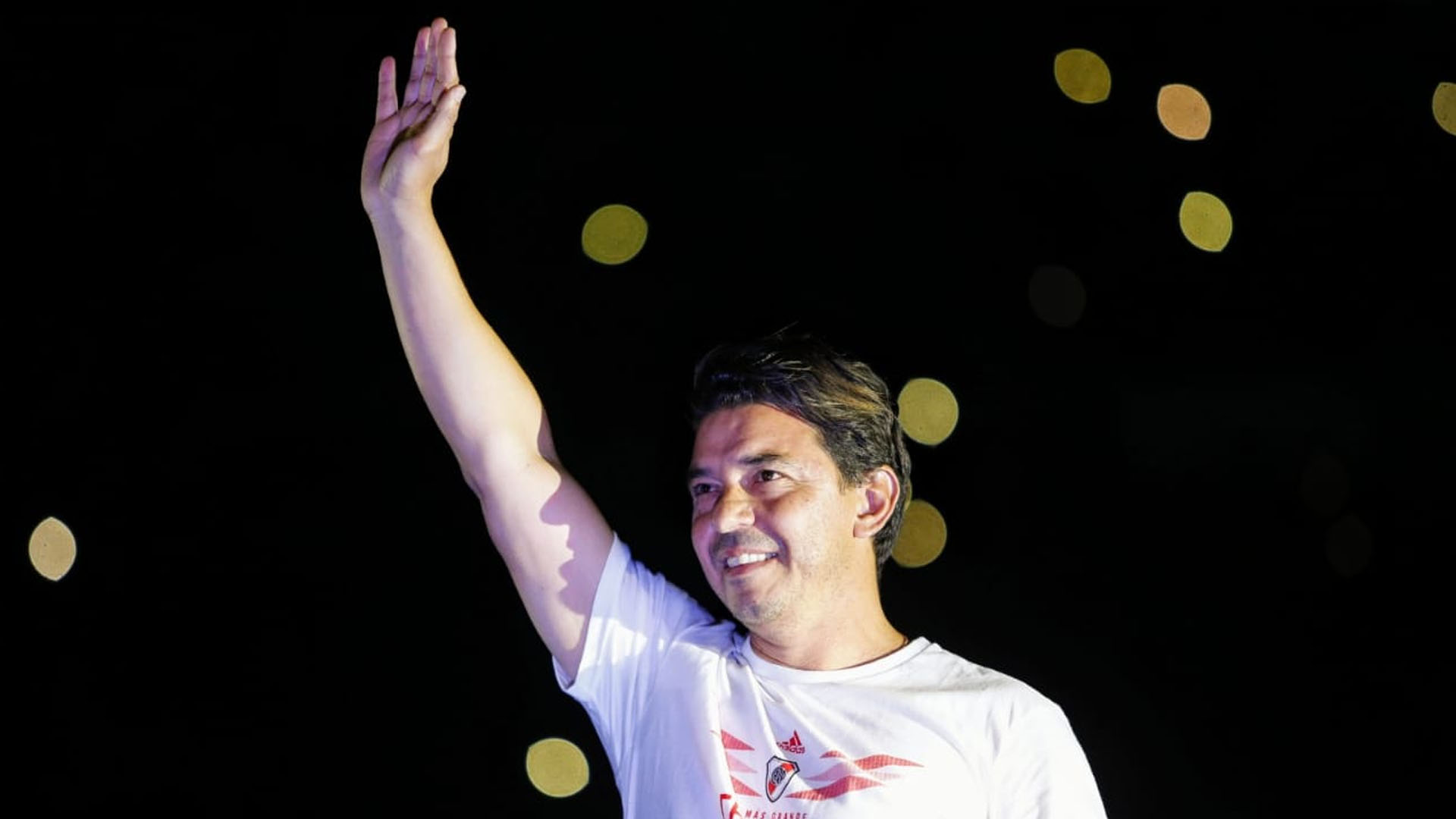 Posteriormente, Ponzio, Maidana y el propio Gallardo alzaron la Copa como si la final se hubiera disputado en el Monumental aquel fatÃ­dica jornada del sÃ¡bado 24 de noviembre