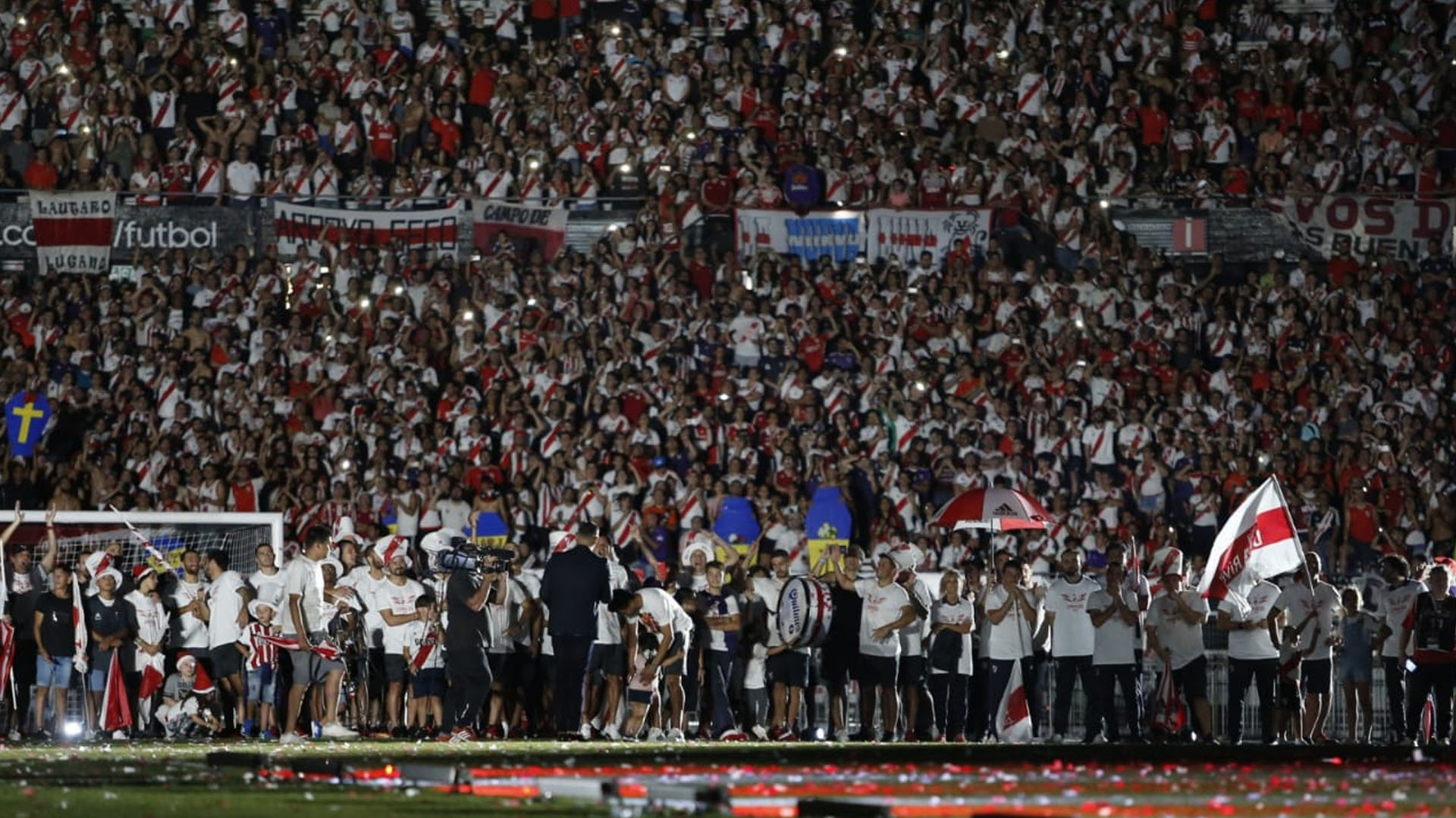 Y el clÃ­max sucediÃ³ a las 20.44. âEl hombre que le dio identidad, que dejÃ³ una huella y va por mÃ¡sâ, lo presentÃ³ el conductor Sergio Goycochea. Y Marcelo Gallardo ingresÃ³ con el trofeo para que las gargantas se unieran en una sola voz con el âMuÃ±eeeco, MuÃ±eeecoâ
