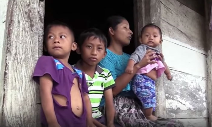La madre y los 3 hermanos de la pequeña se habían quedado en Guatemala viviendo en extrema pobreza (Foto: Captura, Telemundo)