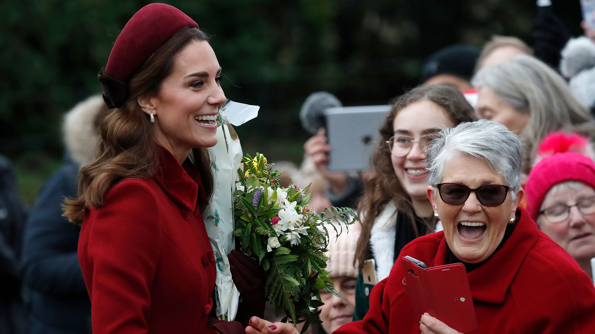 La joven inglesa Jessica Daniels (fondo) también consiguió un saludo de Kate Middleton