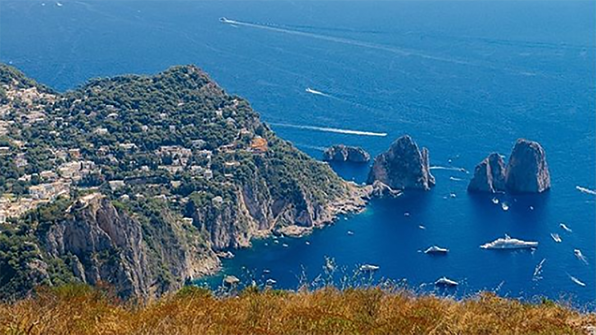 La isla de Capri cuenta con dos millones de visitantes anuales(@shostikira)