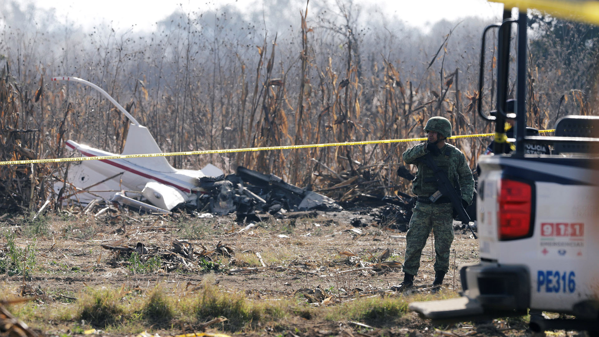 Así quedó el helicóptero en que viajaban la gobernadora Martha Érika Alonso y el senador Rafael Moreno Valle (Foto: REUTERS/Imelda Medina)