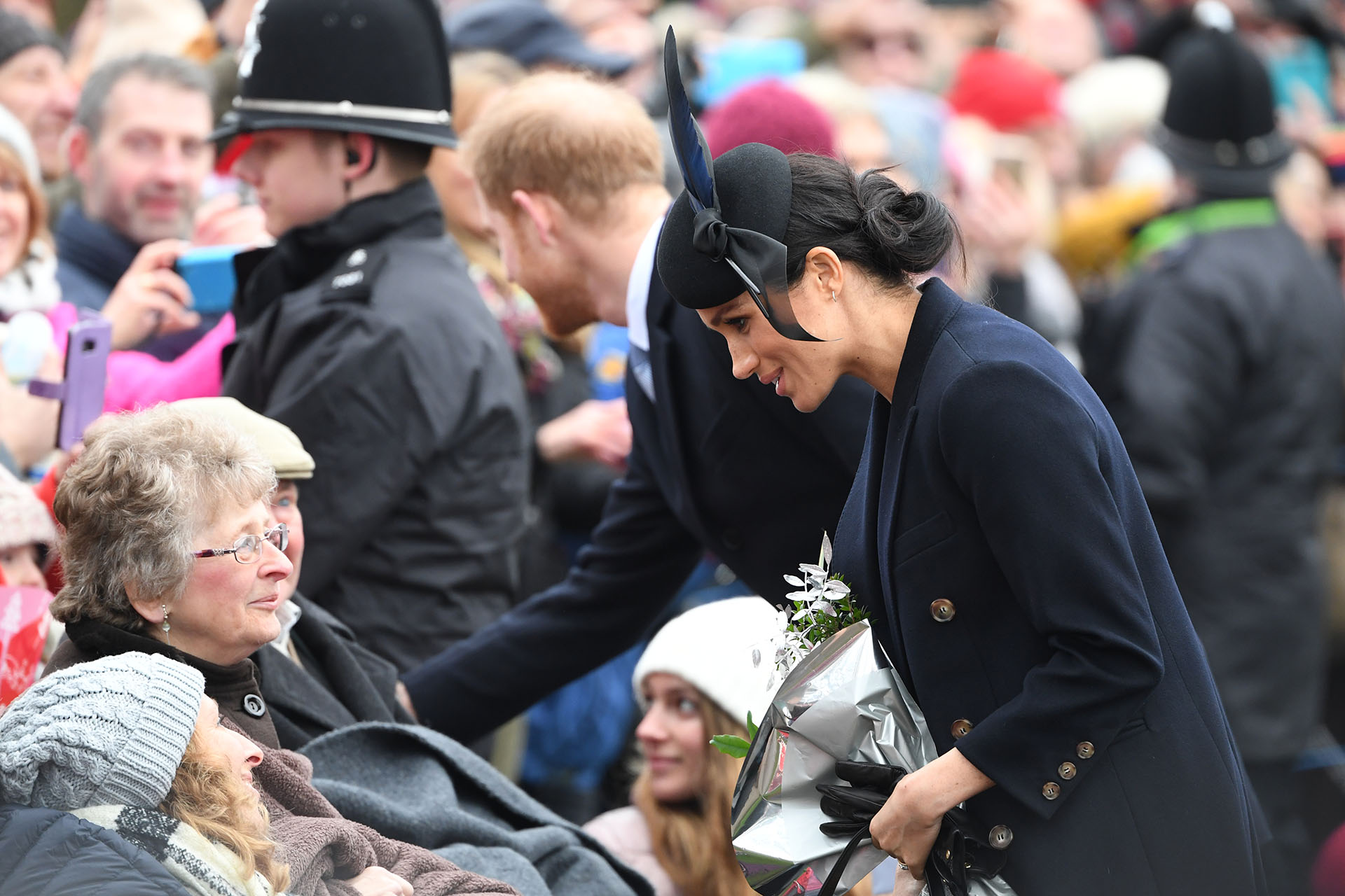 Para el servicio religioso del día de Navidad en Sandringham, Meghan vistió un conjunto de Victoria Beckham con un sombrero a juego de Philip Treacy y botas Stuart Weitzman (AFP)
