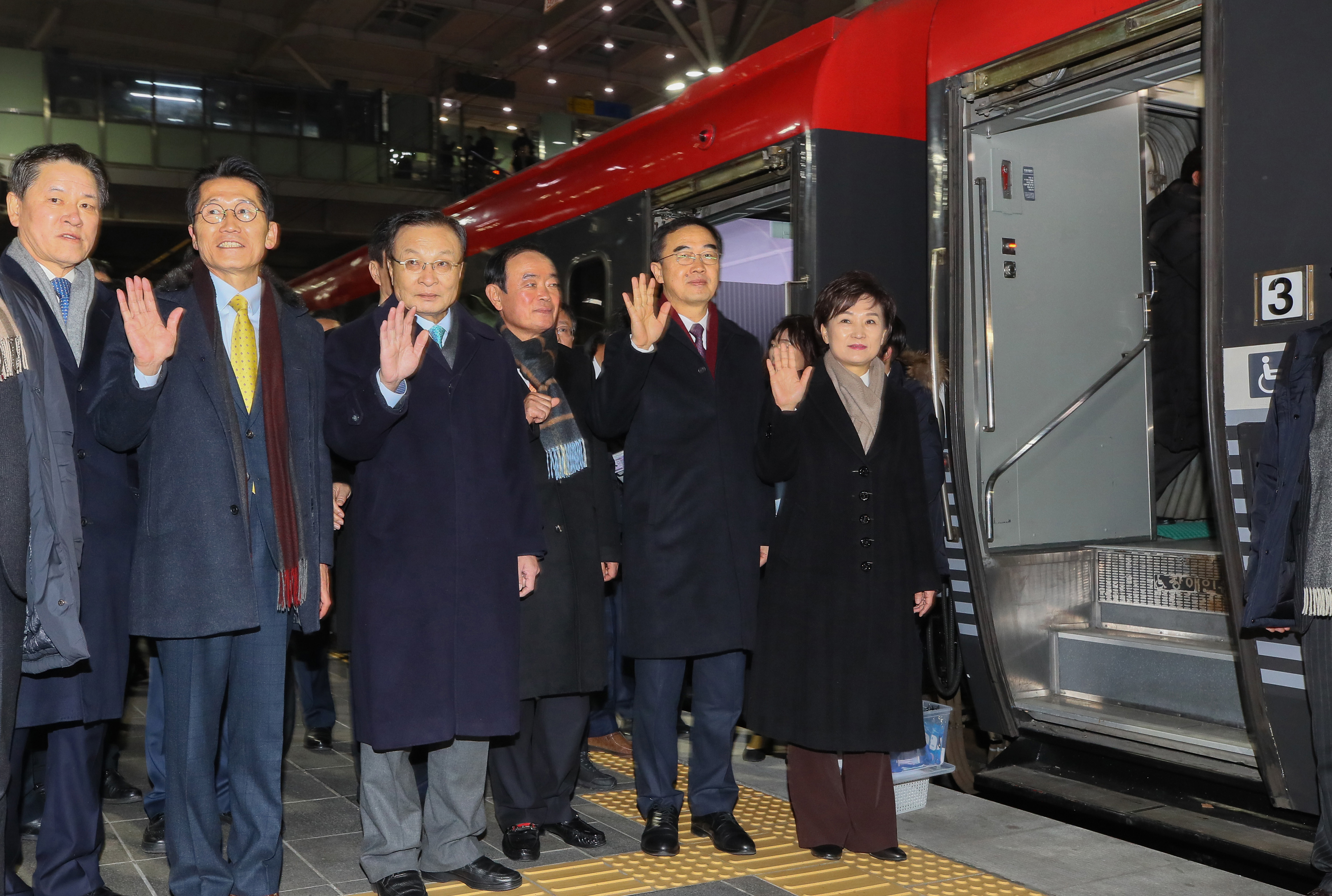 El ministro de trasporte de Corea del Sur Kim Hyun-mee , el ministro de la Unificación Cho Myoung-gyon y líderes parlamentarios antes de partir para la estación de Kaesong (YONHAP/AFP)