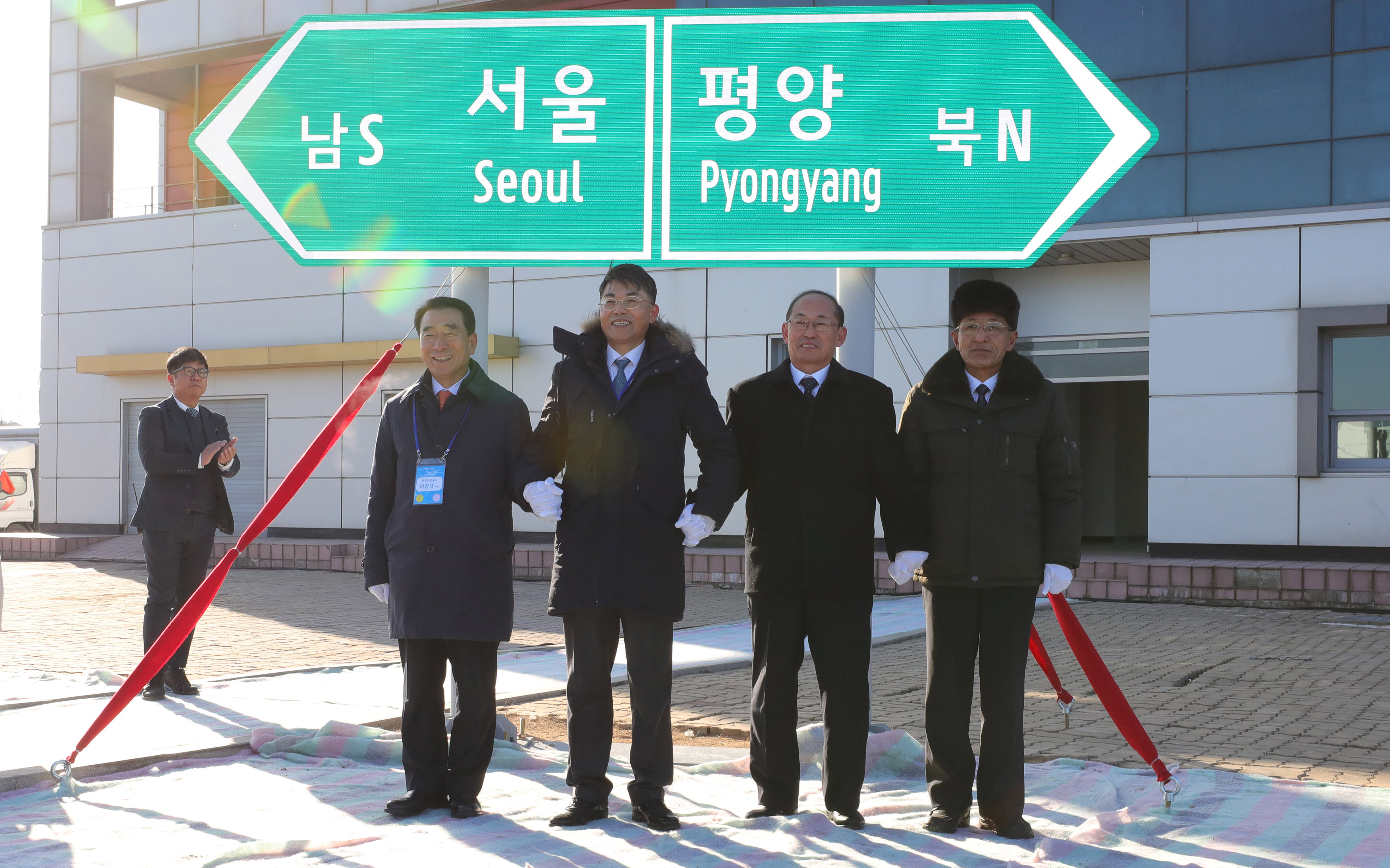 Funcionarios de Corea del Sur y del Norte develan el cartel de la ruta entre Seoul y Pyeongyang (Yonhap via REUTERS)