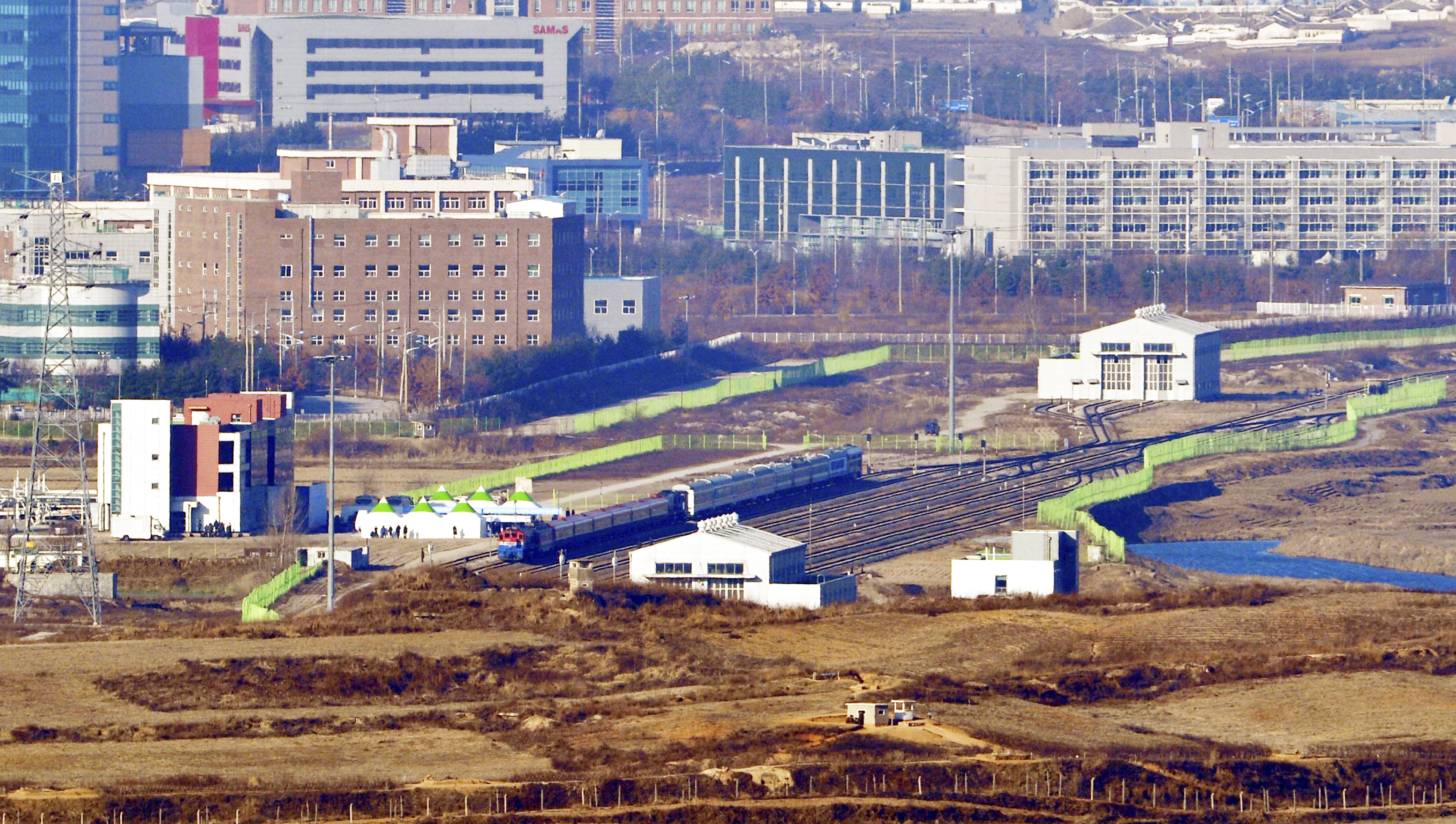 Trenes de Corea del Sur y Corea del Norte en la estación Panmun en Kaesong, Corea del Norte (Yonhap via AP)
