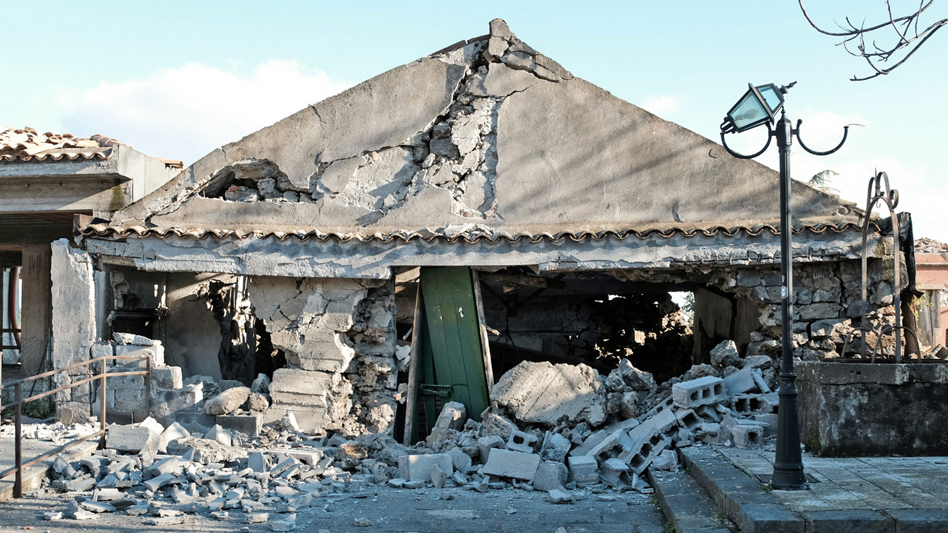 El terremoto ocurrió a mitad de la noche y tuvo un kilómetro de profundidad (AFP)