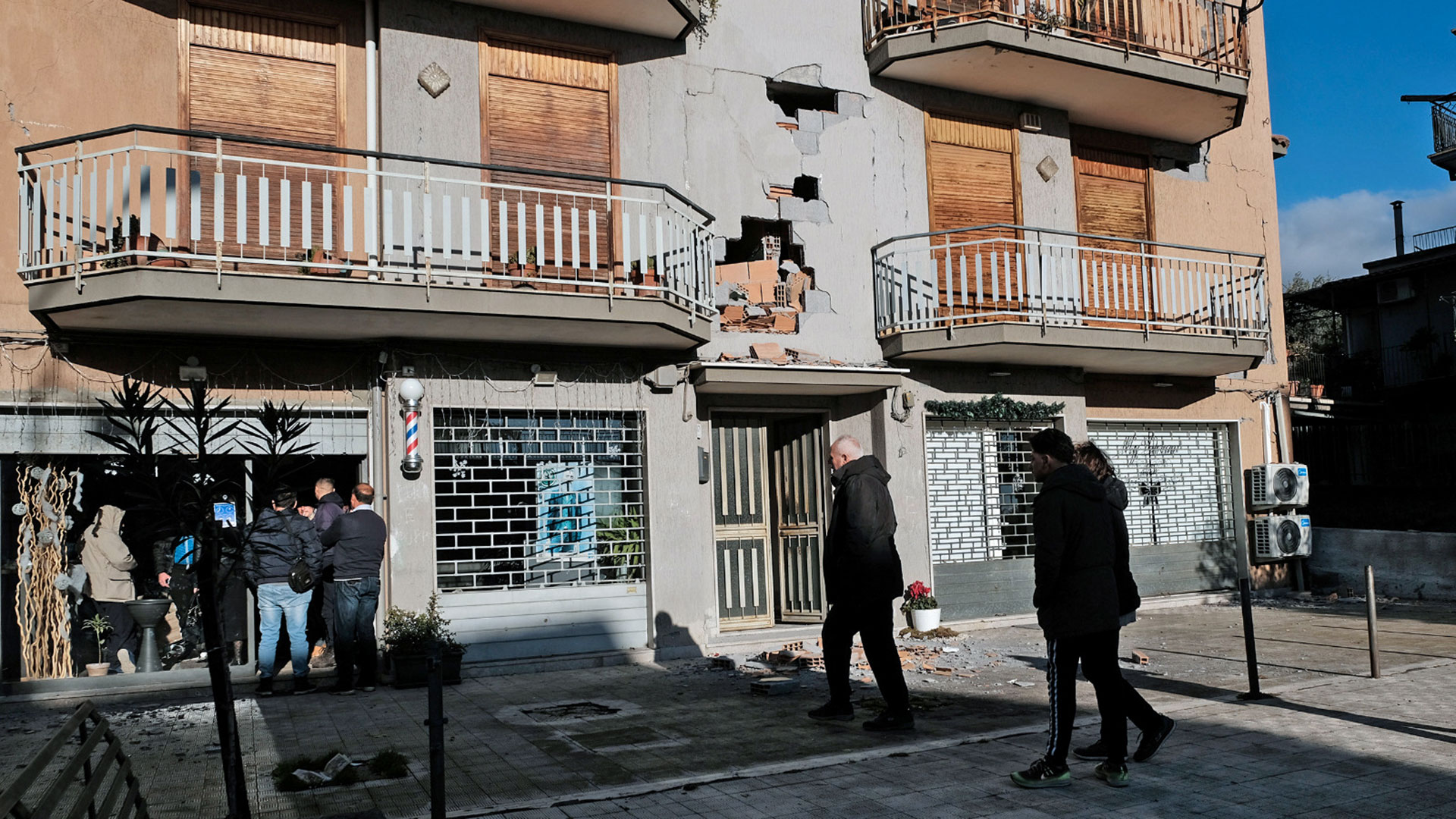 Las personas se quedaban en la calle por temor a derrumbes (AFP)